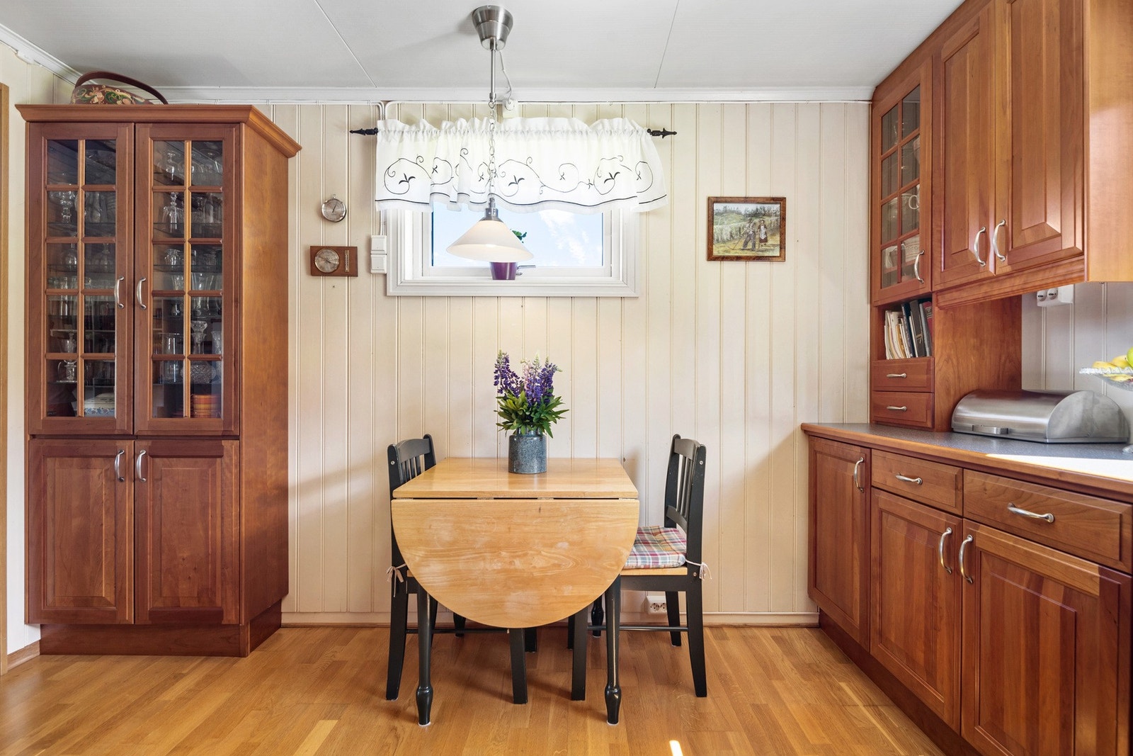 Plass til spisebord på kjøkkenet Galleribilde