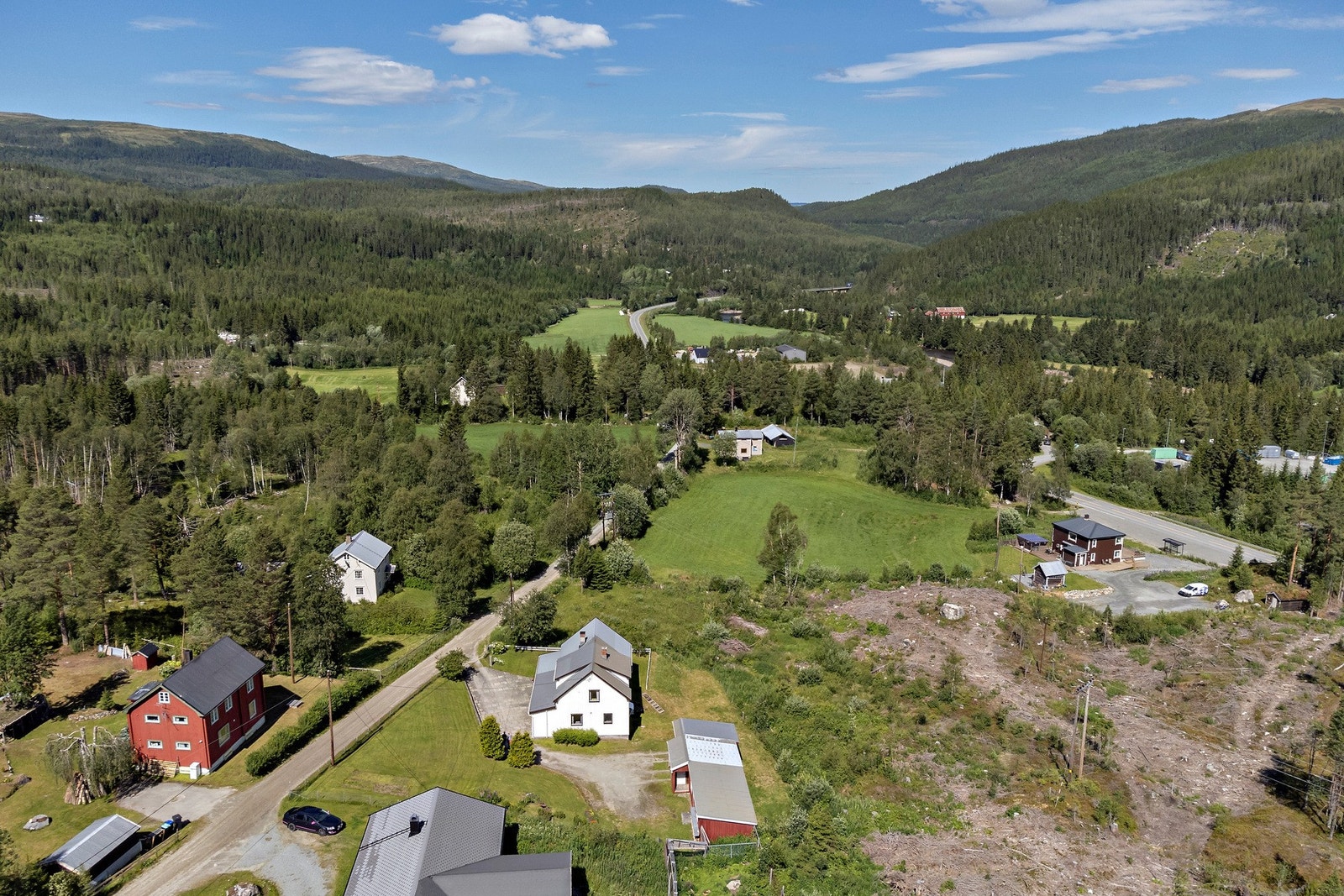 Huset ligger fint og skjermet til med kort vei inn til Ålen sentrum Galleribilde