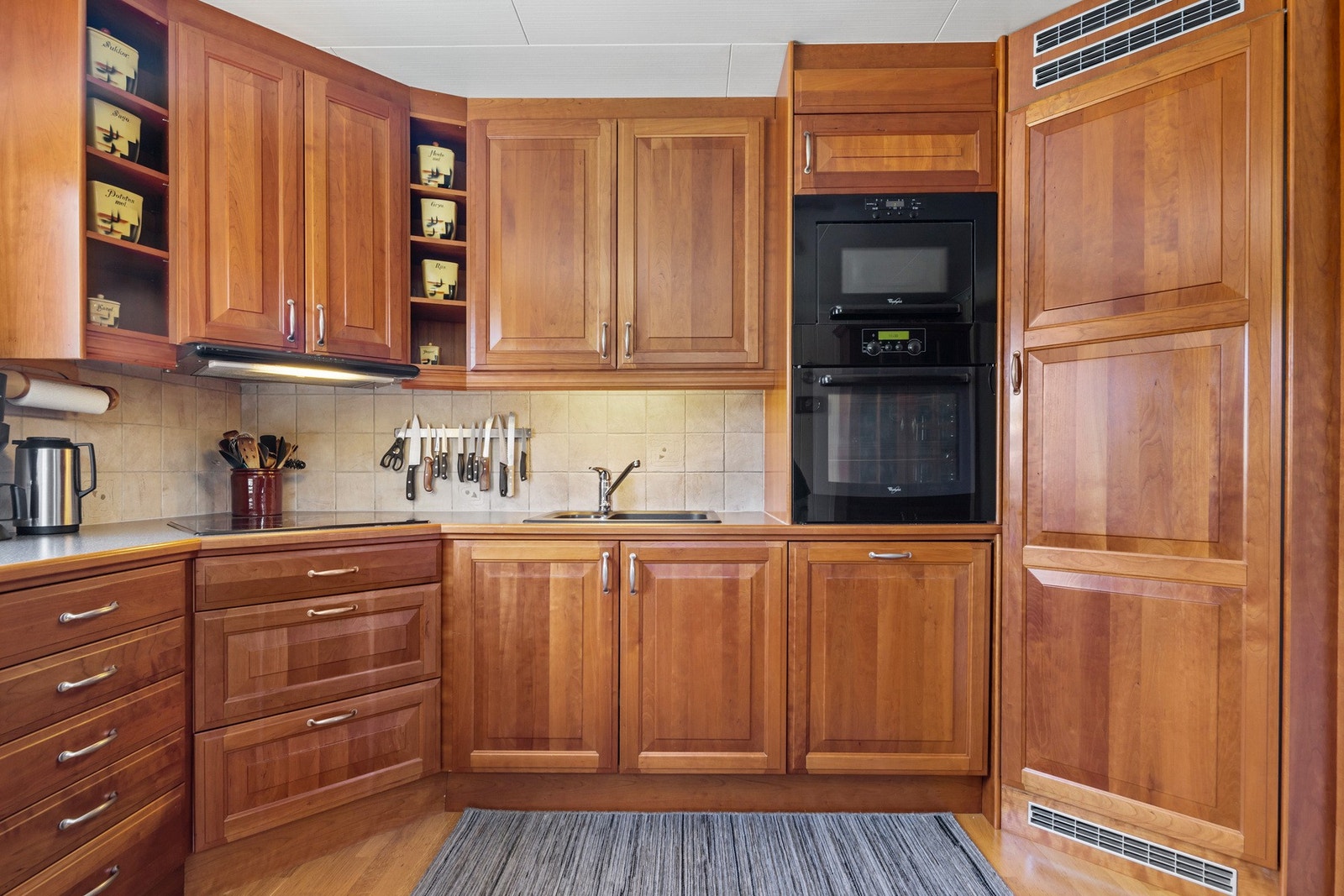 Her har du integrert kjølehjørne, stekovn, mikroovn, platetopp og oppvaskmaskin. Galleribilde