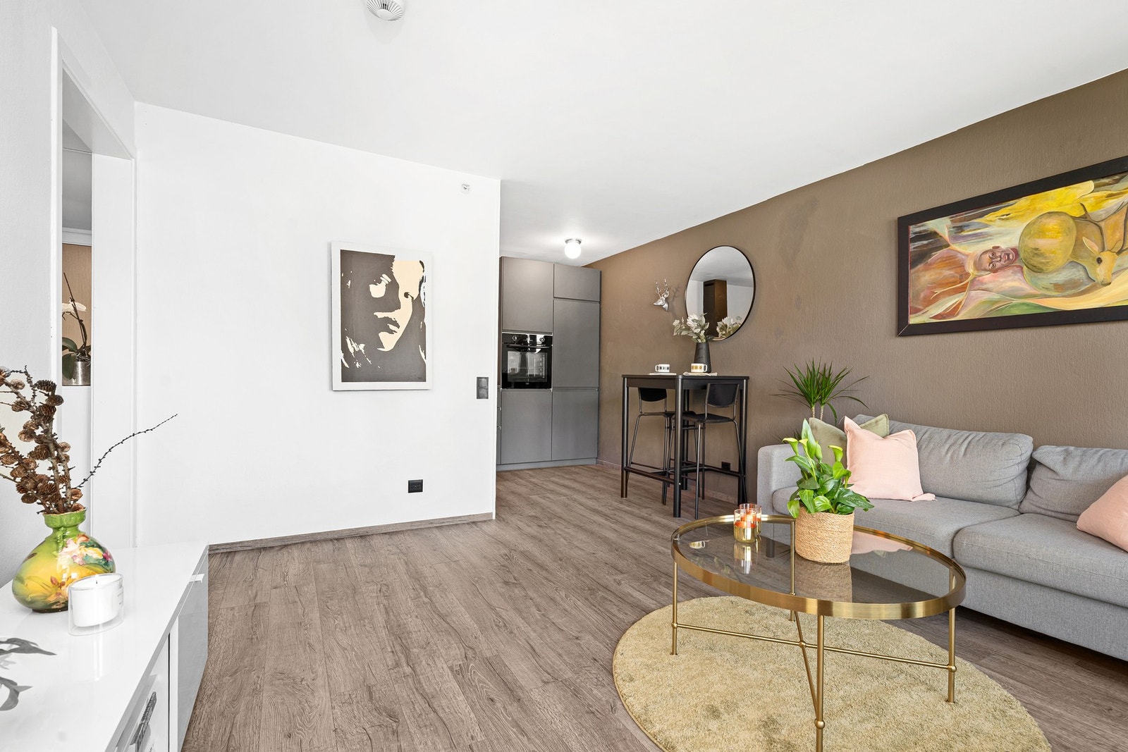 Videre fra stuen og ut i gangen er det adkomst til.. Galleribilde