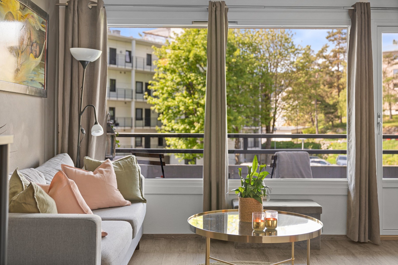 Store vinduer slipper inn rikelig med lys. Dette sørger for en god atmosfære i rommet. Fra stuen er det utgang til.. Galleribilde