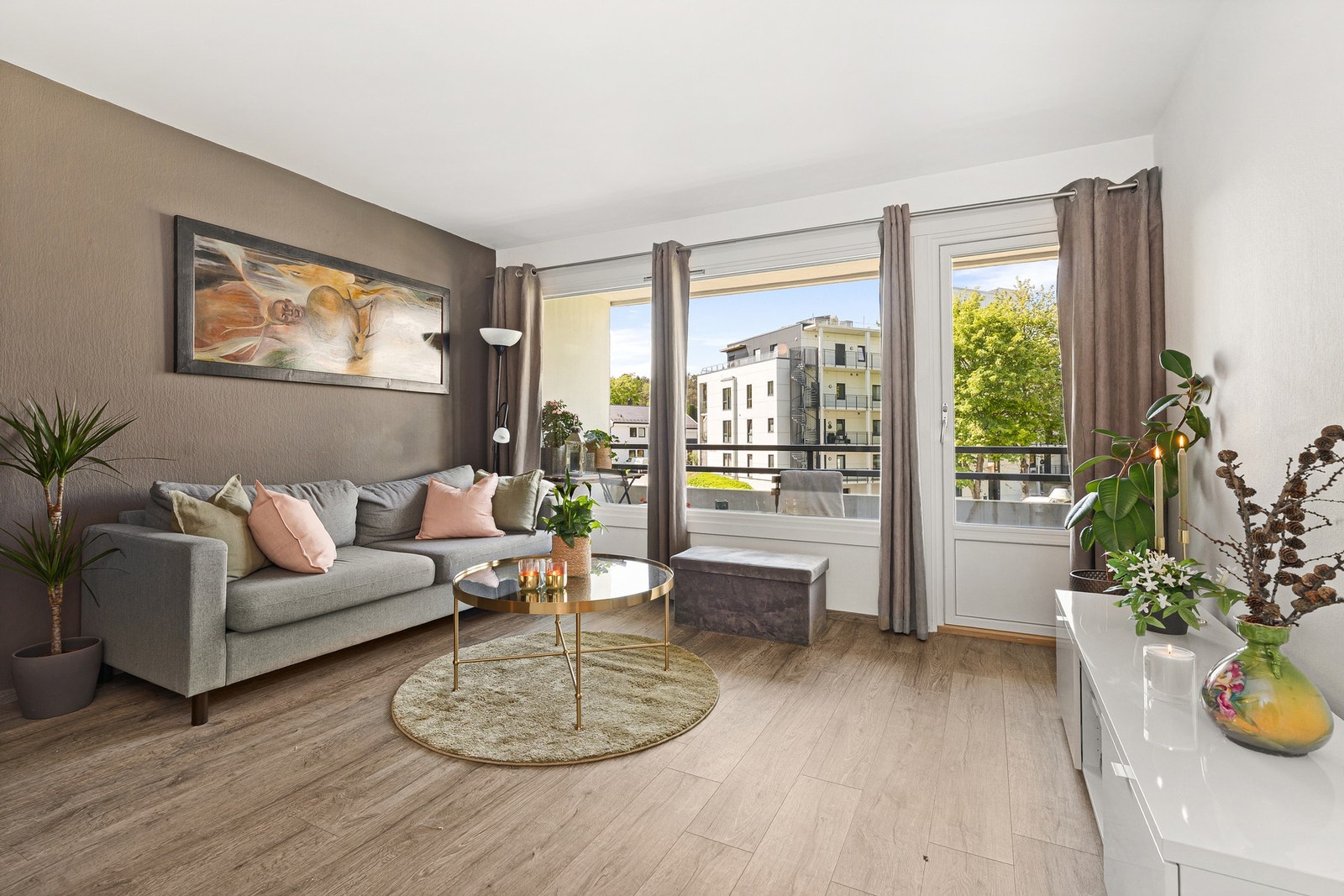 I stuen er det god plass til sofagruppe og spisebord. Galleribilde