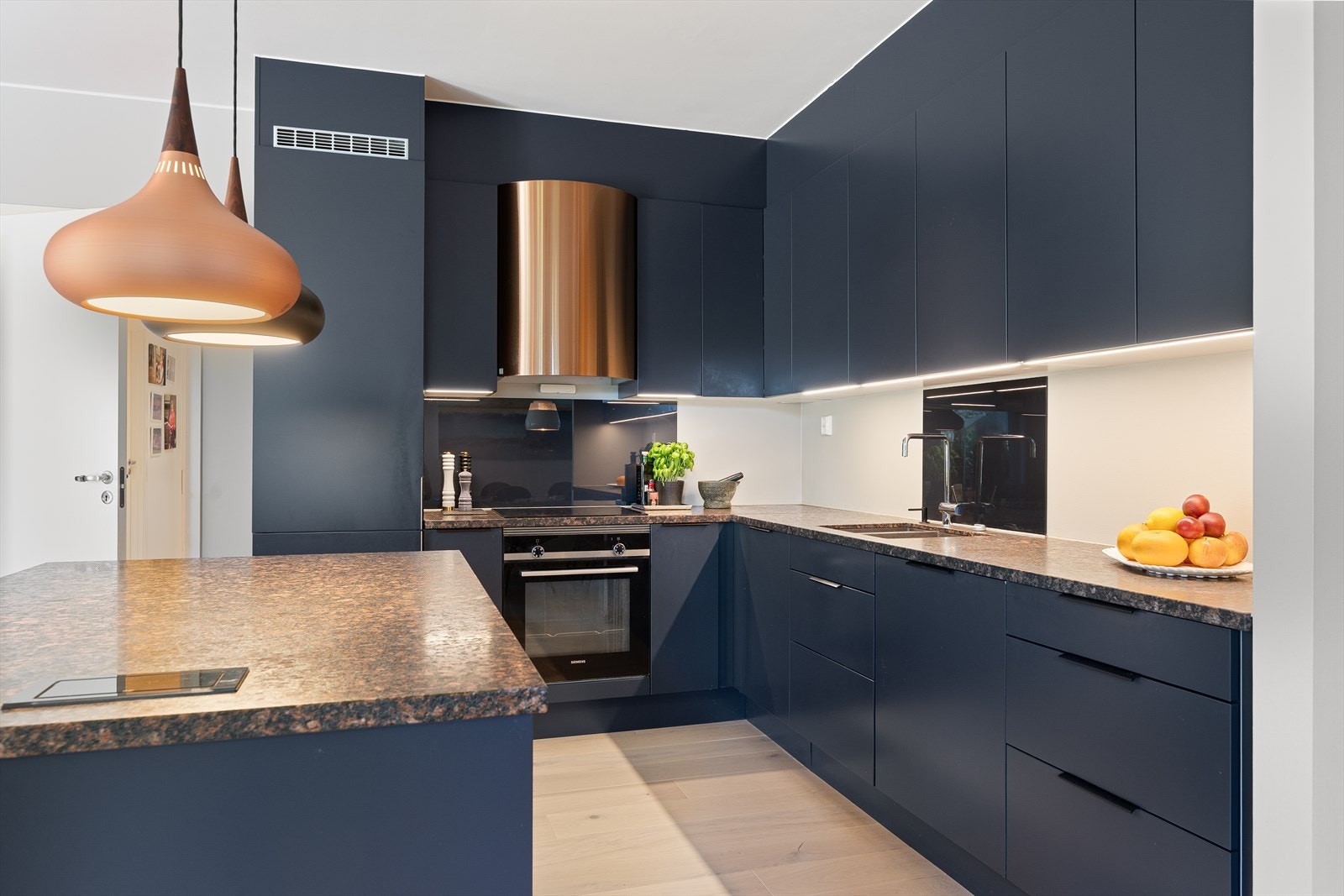 Kjøkkenet har rikelig med arbeidsflate og oppbevaringsplass, perfekt for tilberedning av mat til hverdags og ved større sammenkomster Galleribilde