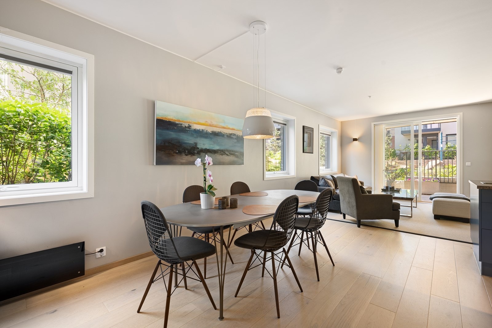 Det er god plass til stort spisebord - perfekt for familiesamlinger og hyggelige middager med venner Galleribilde