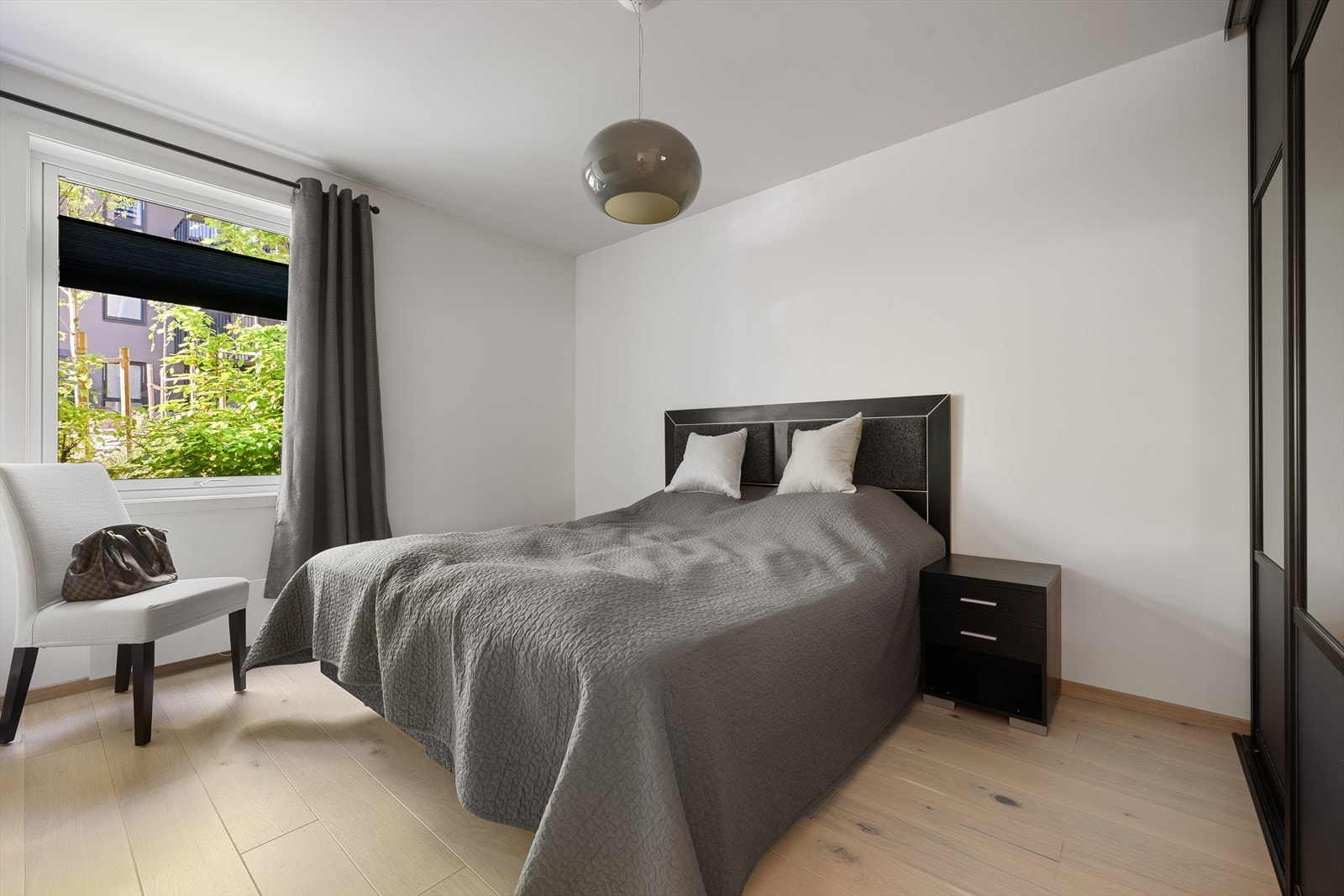 Hovedsoverommet er av svært god størrelse med god plass til dobbelseng og nattbord på hver side - Stort garderobeskap som ivaretar lagringsbehov Galleribilde