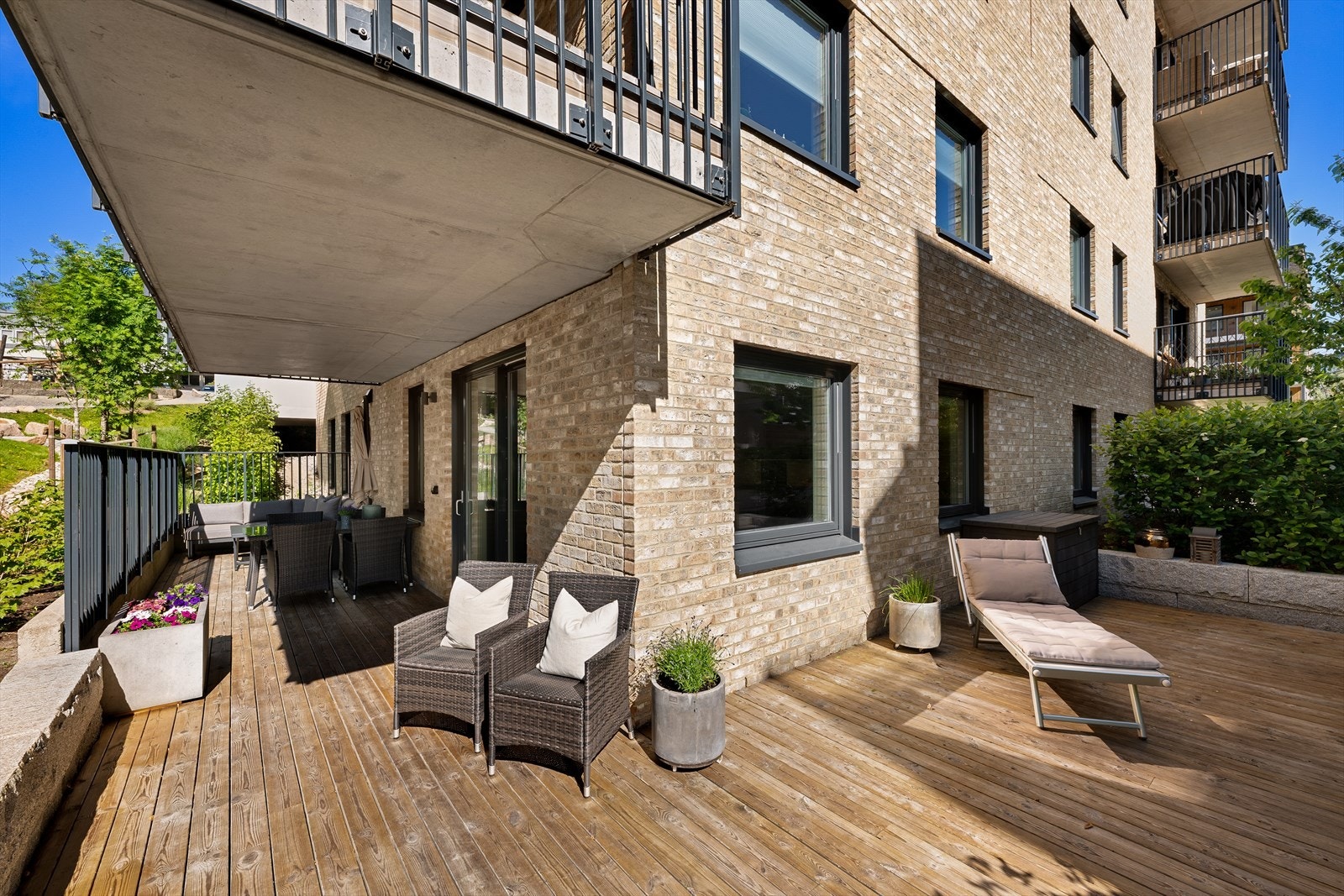 Leiligheten har en privat og raus markterrasse på hele 48 m² Galleribilde