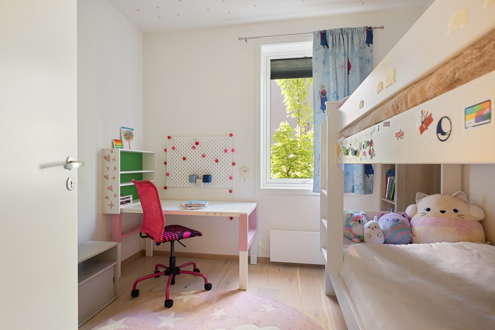 Soverom nr. 2 og 3 er også av god størrelse med plass til seng, garderobeskap og skrivebord/kommode eller lignende Galleribilde