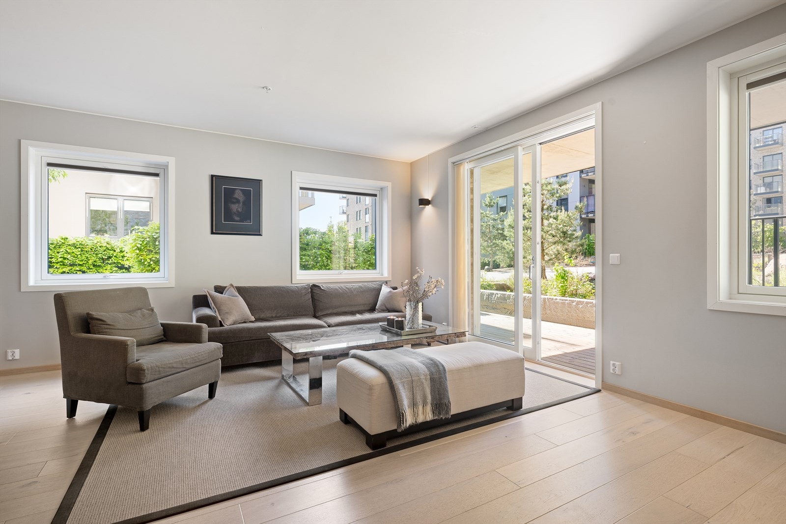 Lys og romslig stue i åpen løsning med kjøkken - et stort sosialt oppholdsrom med flere gode naturlige soner Galleribilde