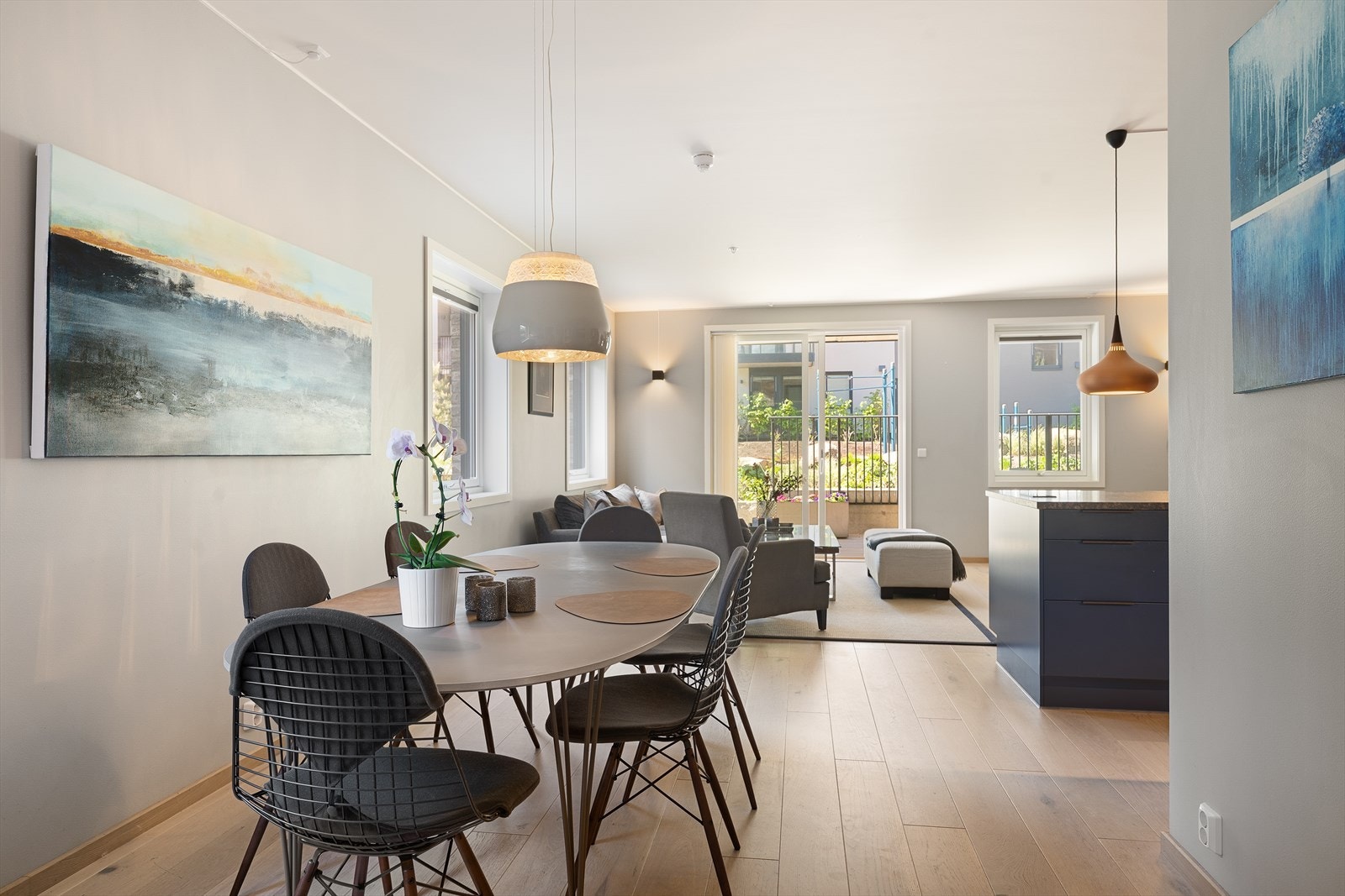 Store vindusflater med lysinnslipp fra flere vinkler, og himlingshøyde på 2,6 m, gir rommet en luftig og åpen følelse Galleribilde