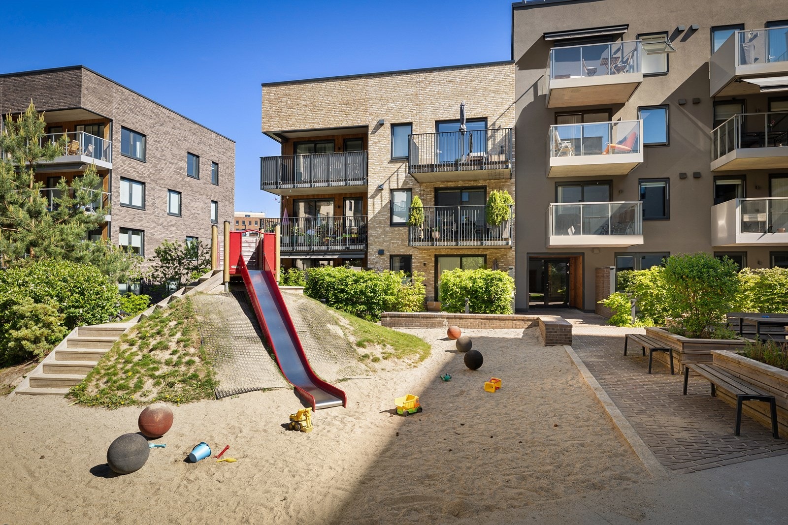 Svært barnevennlig område - Umiddelbar nærhet til flotte tur- og rekreasjonsområder som badeplass og marka med skiløyper Galleribilde