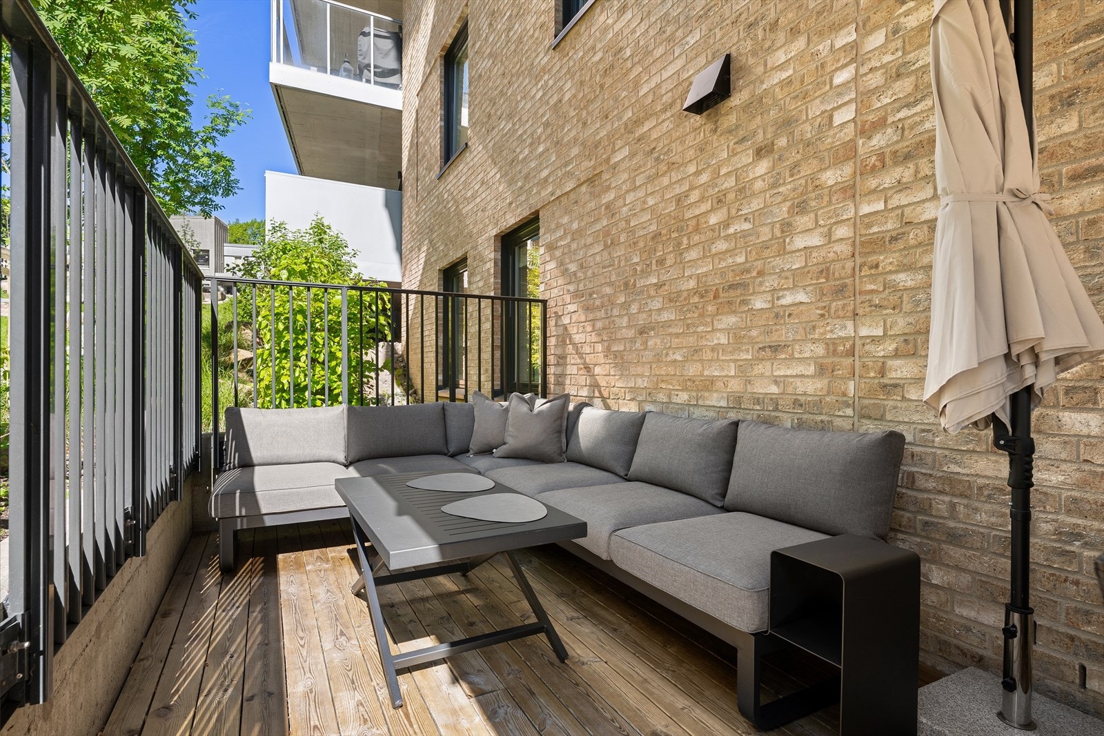 Terrassen har rikelig med plass til loungegruppe, spiseplass, grill, beplantning og folk, og er utstyrt med utebelysning og strømuttak Galleribilde