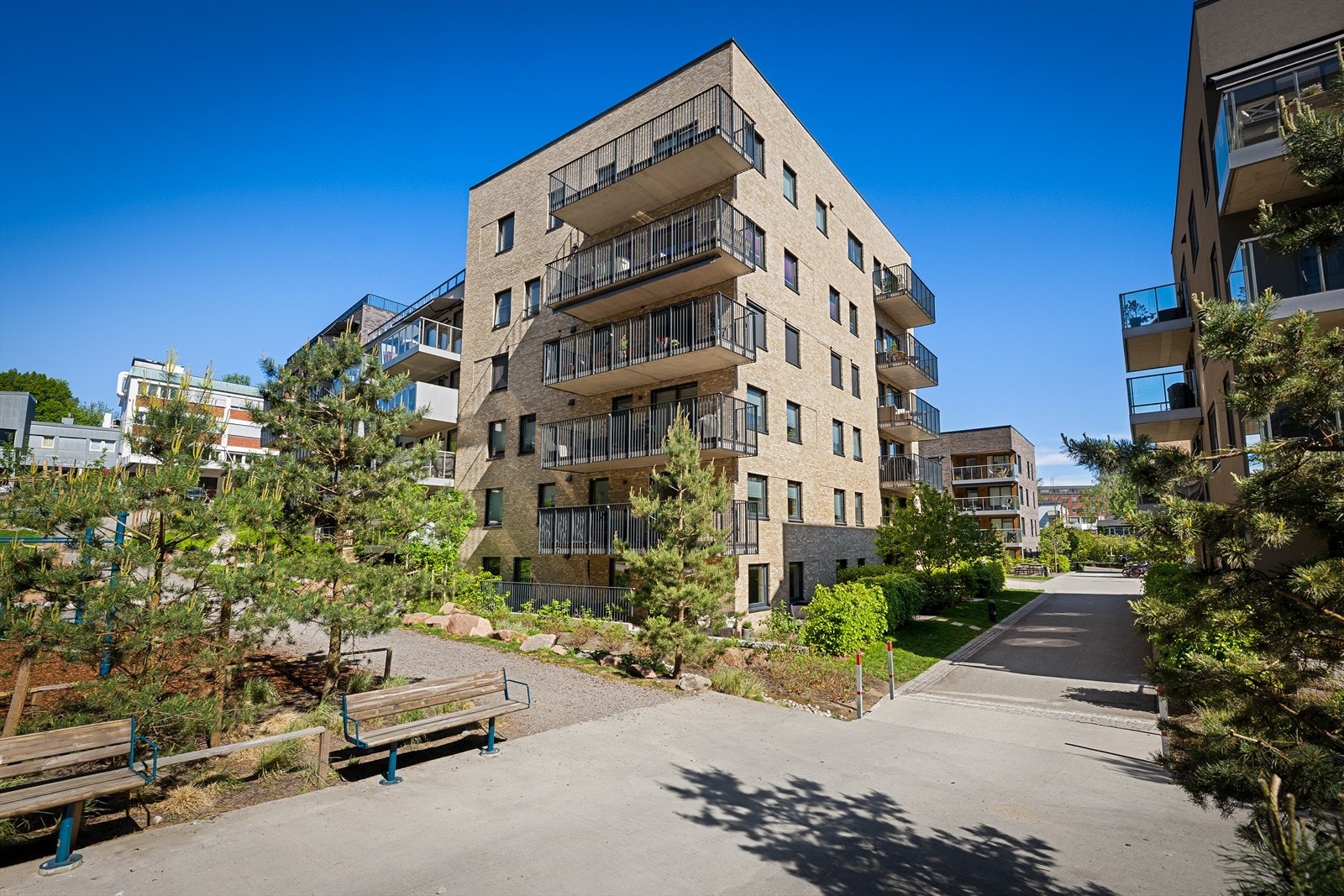 Leiligheten ligger i et fredelig, barnevennlig og ettertraktet nabolag i det nyetablerte og moderne boligområdet Frysjaparken i Oslo, plassert mellom Kjelsås og Brekke Galleribilde