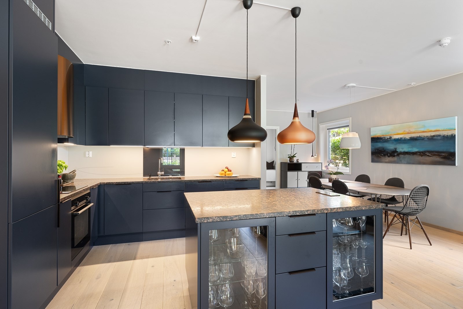 En praktisk og sosial kjøkkenøy gir ekstra benkeplass og fungerer som et naturlig samlingspunkt i rommet Galleribilde