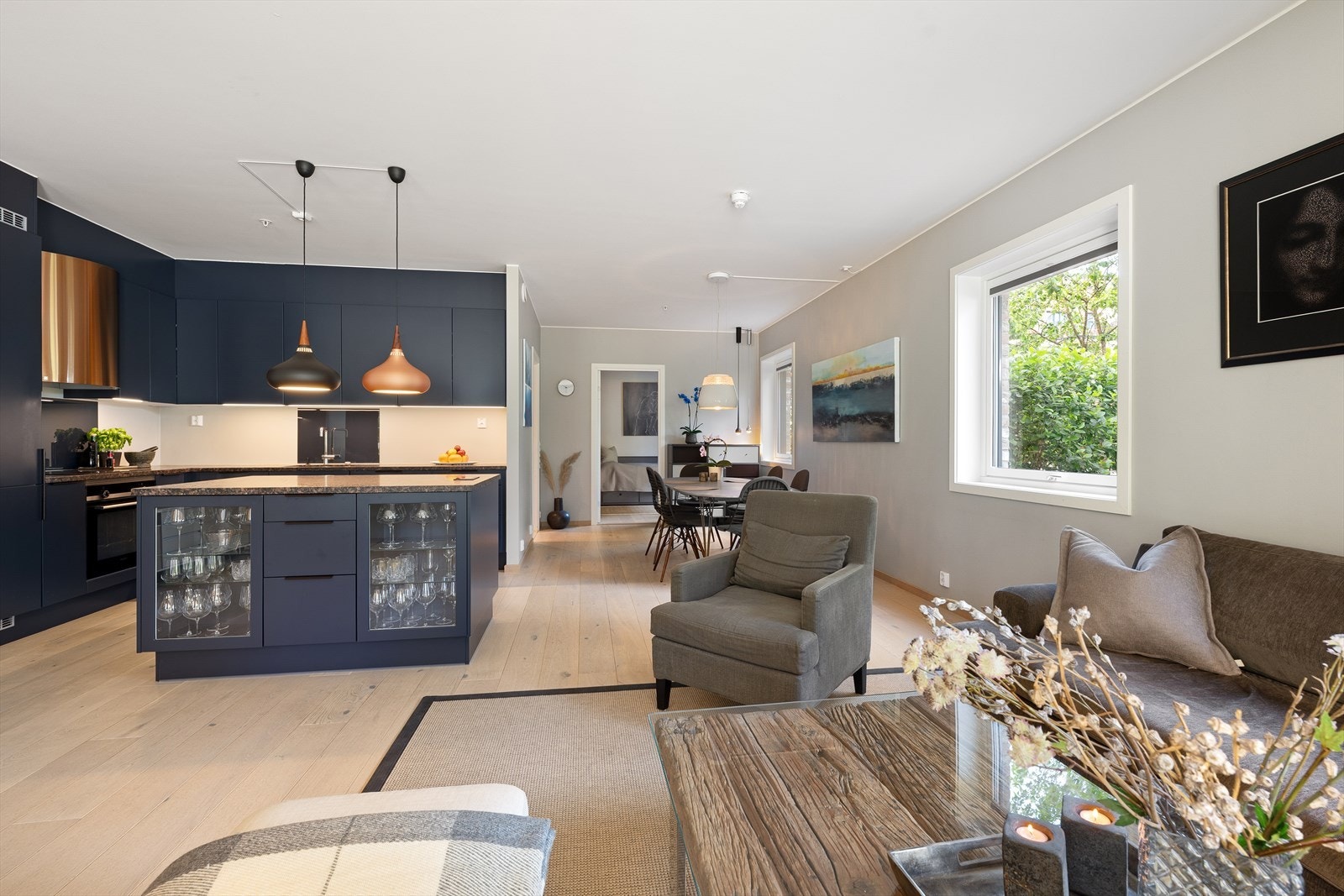 Kjøkkeninnredningen fra HTH er stilren og moderne med gjennomtenkte løsninger og god plass til både matlaging og oppbevaring Galleribilde