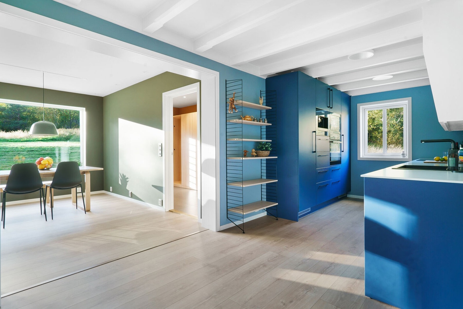 Kort vei mellom spisestuen og kjøkkenet Galleribilde