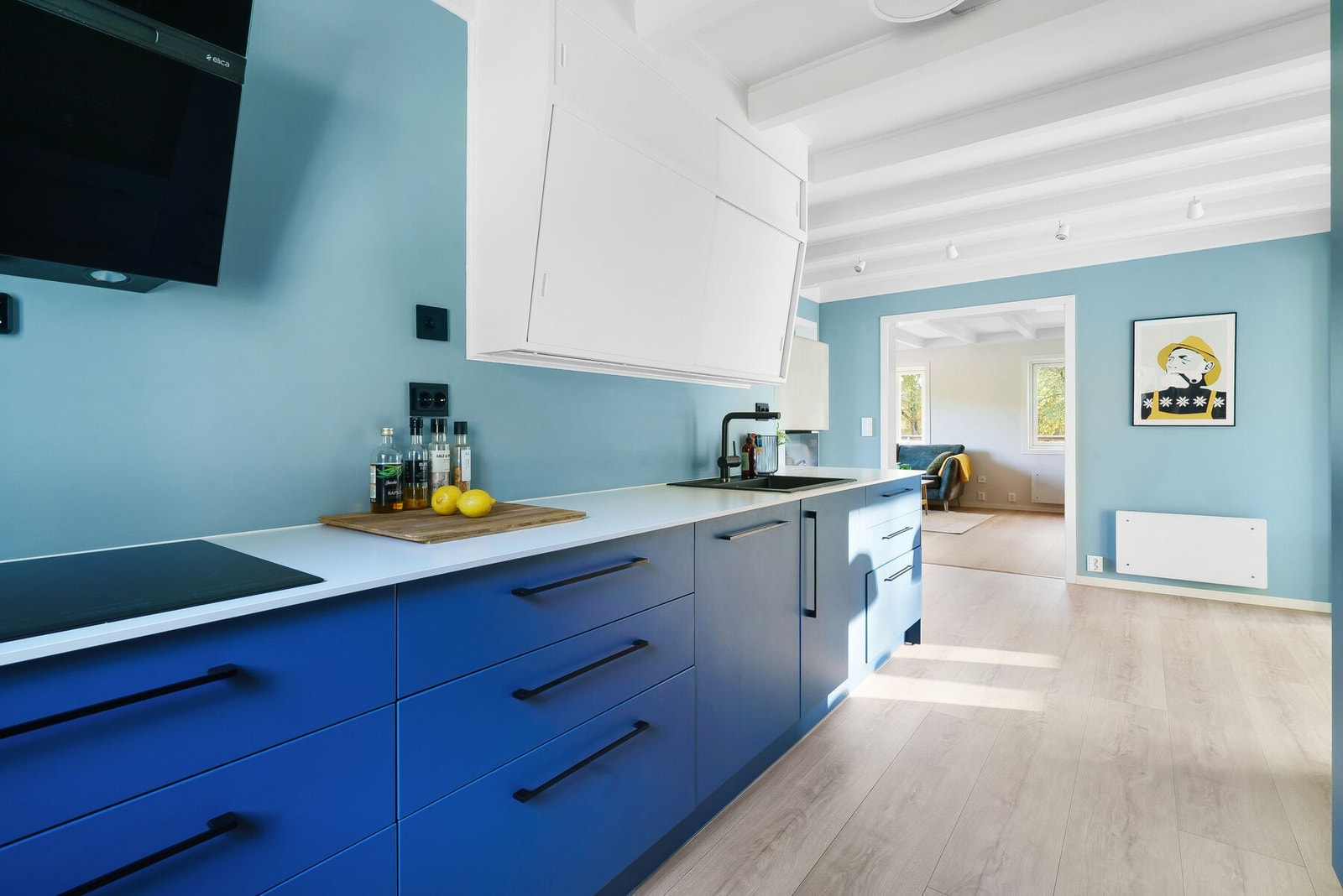 Kjøkkenet ligger nært både spisestuen og stuen. Galleribilde