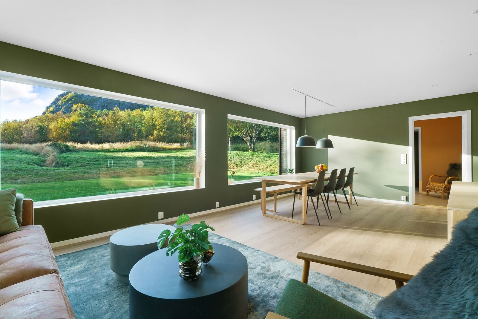 Delikat bolig med høy standard benyttet som fritidsbolig. Usjenert beliggenhet. 49 dekar tomt. Gode solforhold! Galleribilde