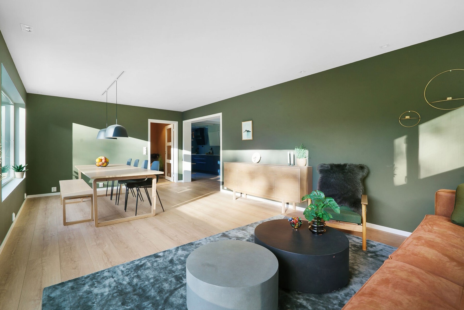 Romslig spisestue med plass til stor familie eller mange gjester. Galleribilde