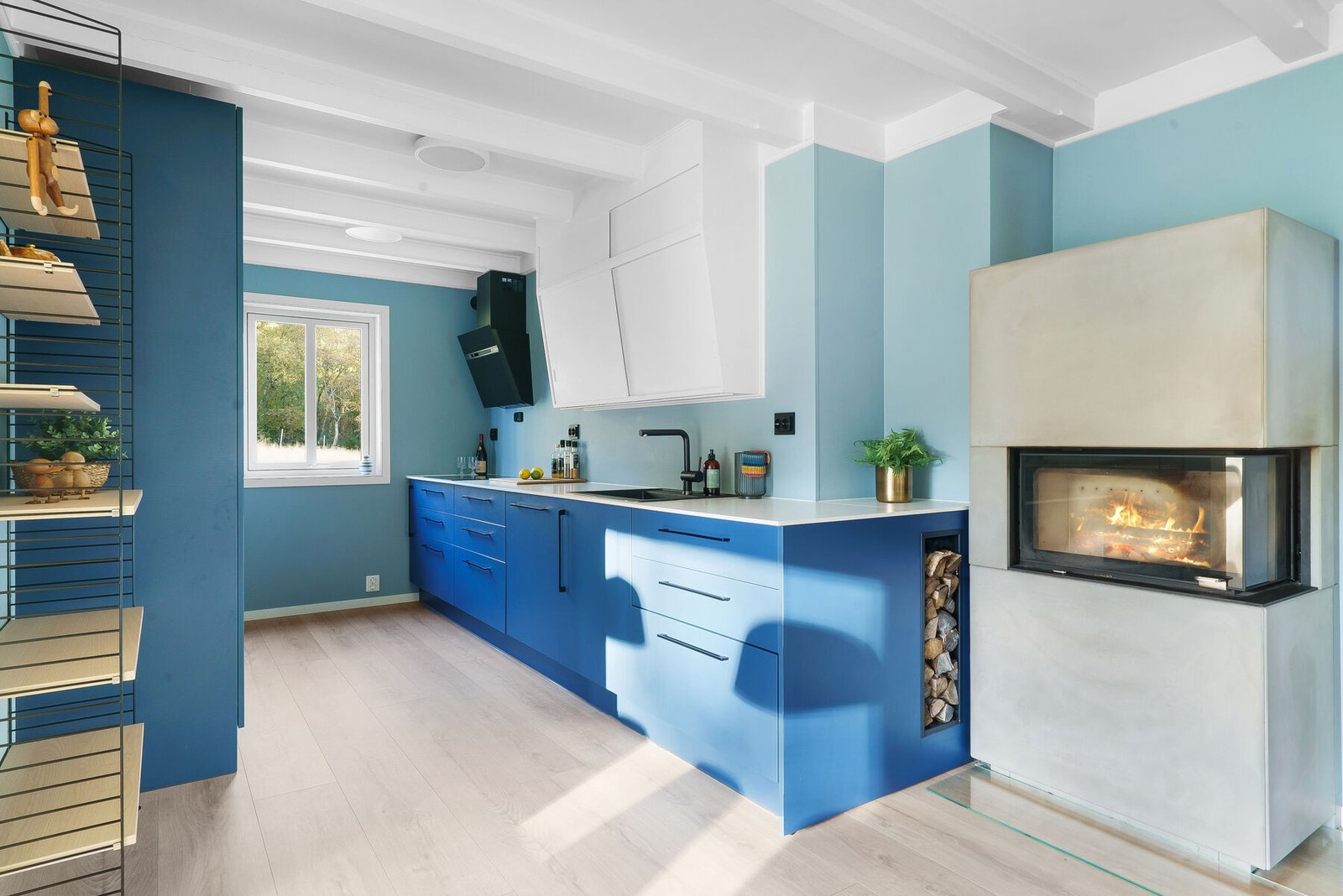 Kjøkkenet er en flott kombinasjon av nytt og gammelt. Peis for kalde dager. Galleribilde