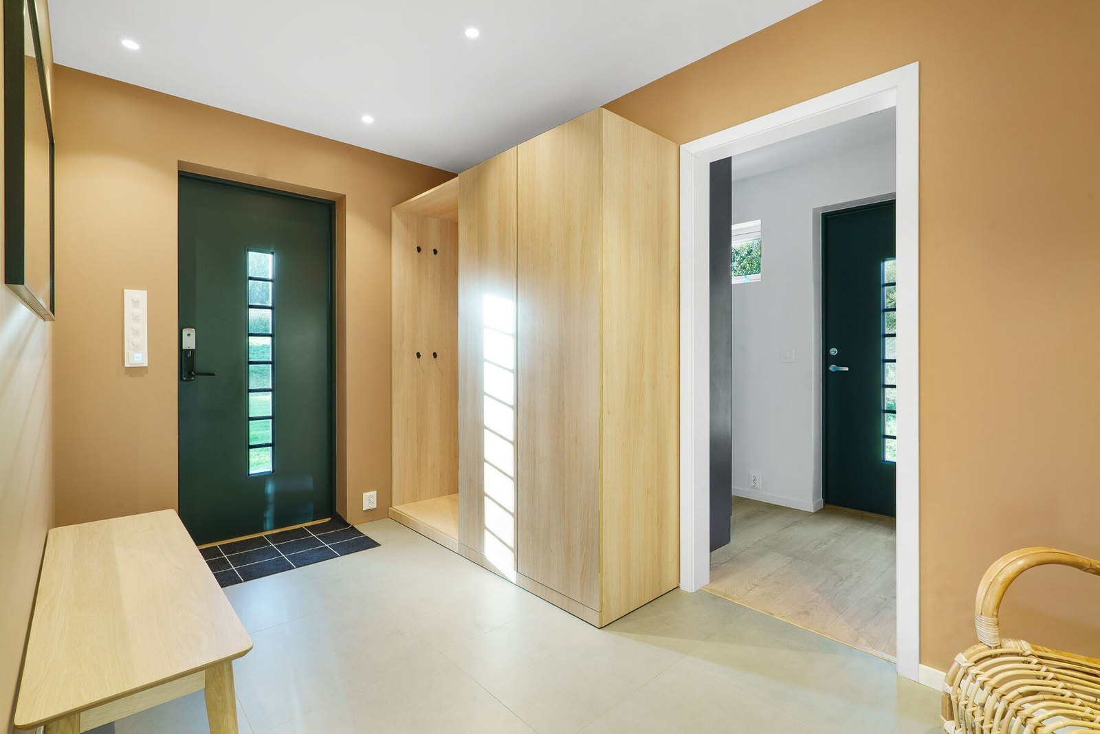 Godt med plass til å sette fra seg skoene og henge fra seg klær. Galleribilde