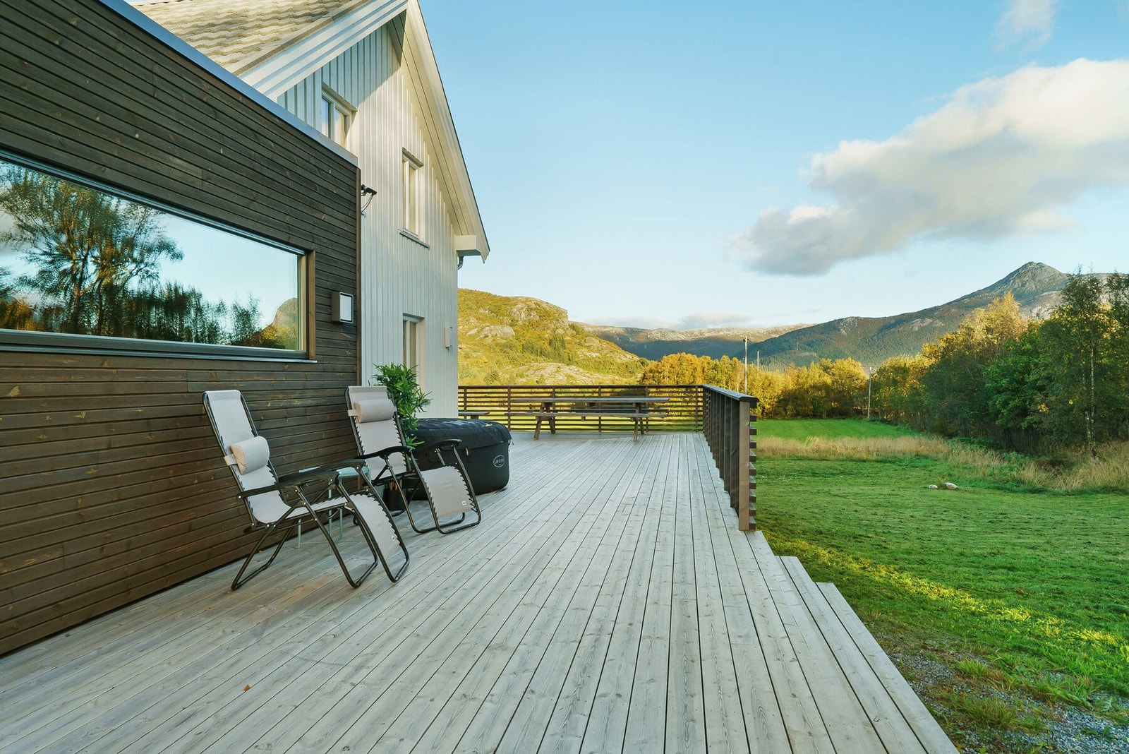 Det er flere store uteplasser rundt boligen. Galleribilde