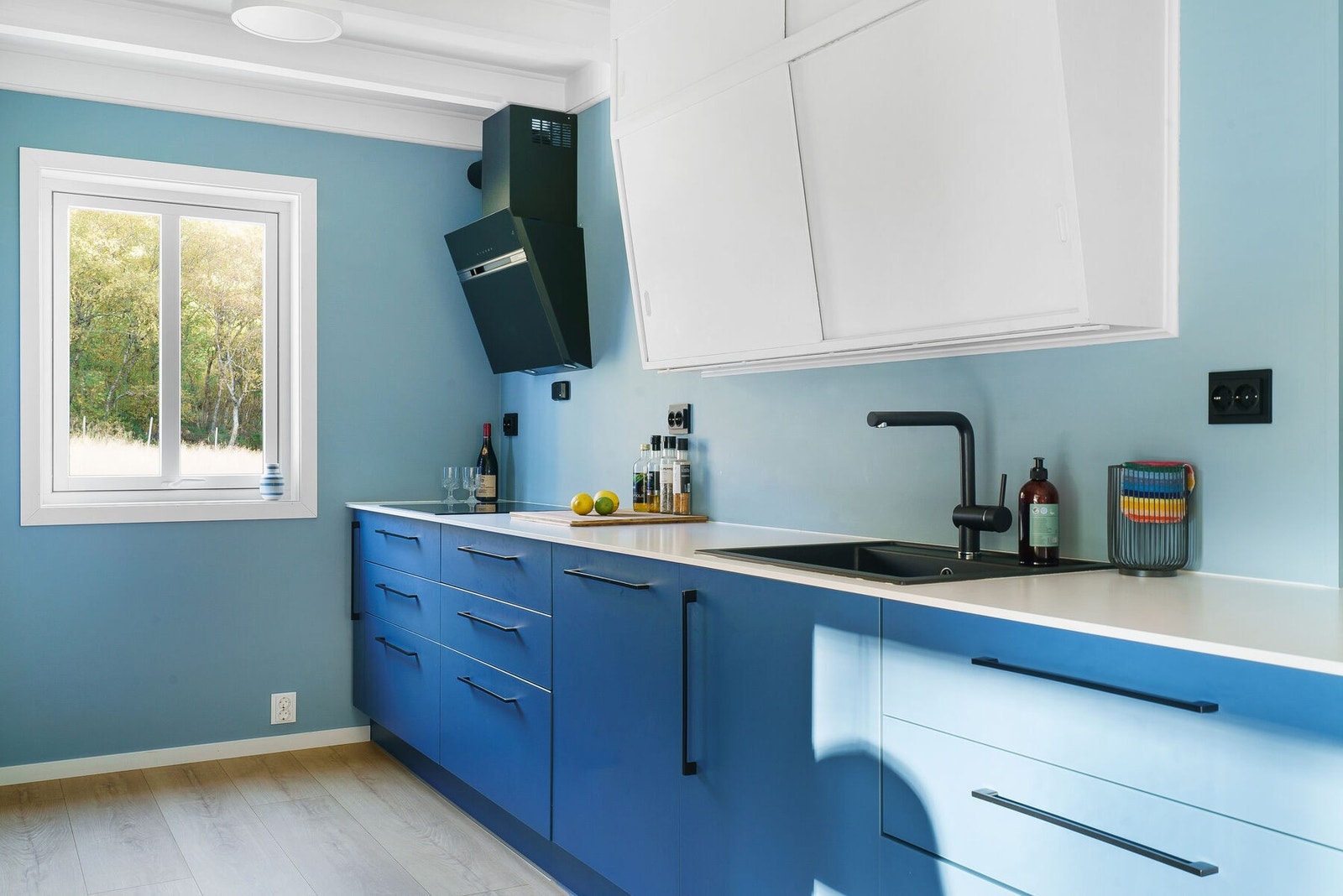 På kjøkkenet er det godt med skap og benkeplass. Galleribilde