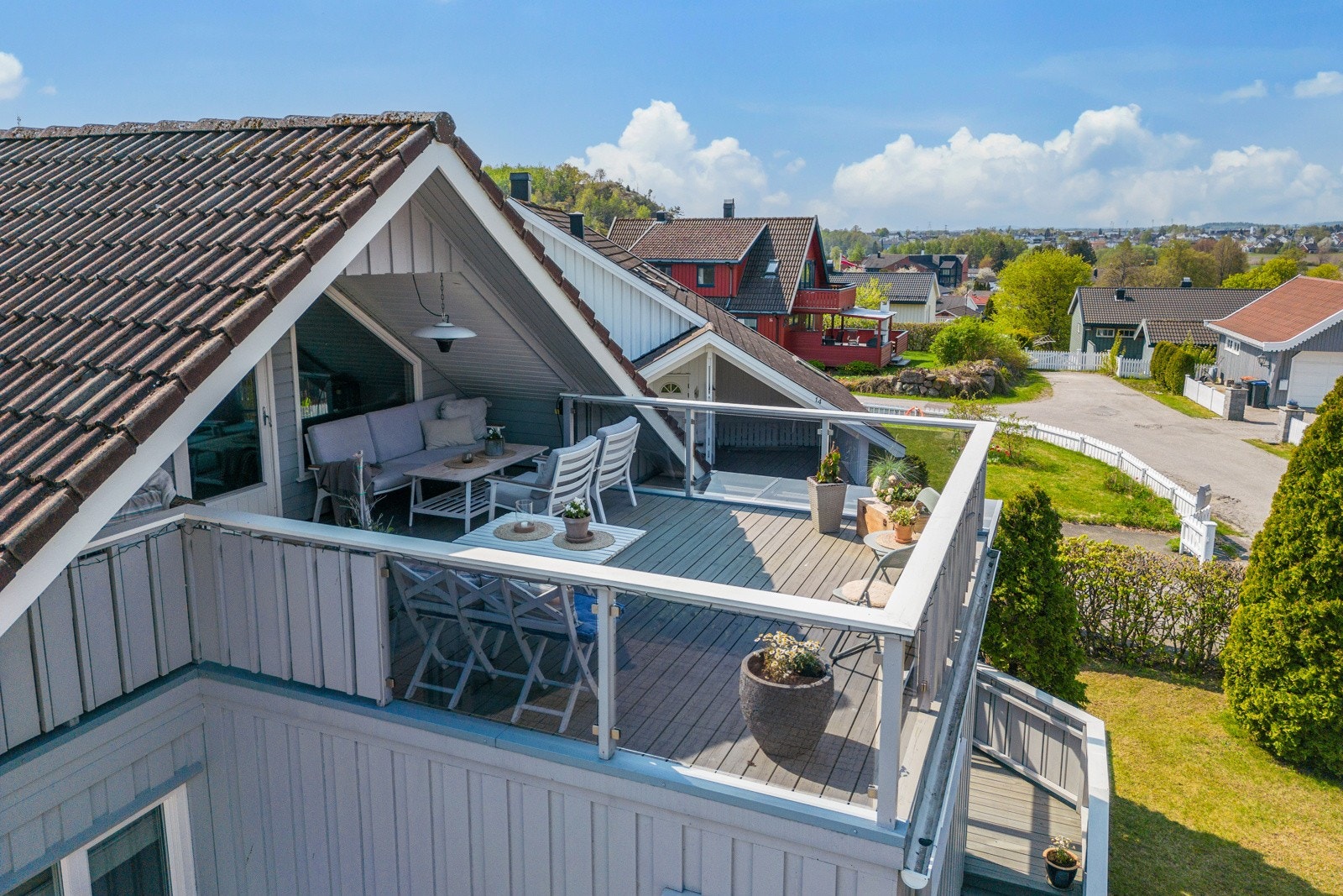 Her får du flere solrike uteplasser, både hage, takterasse og hagestue. Galleribilde