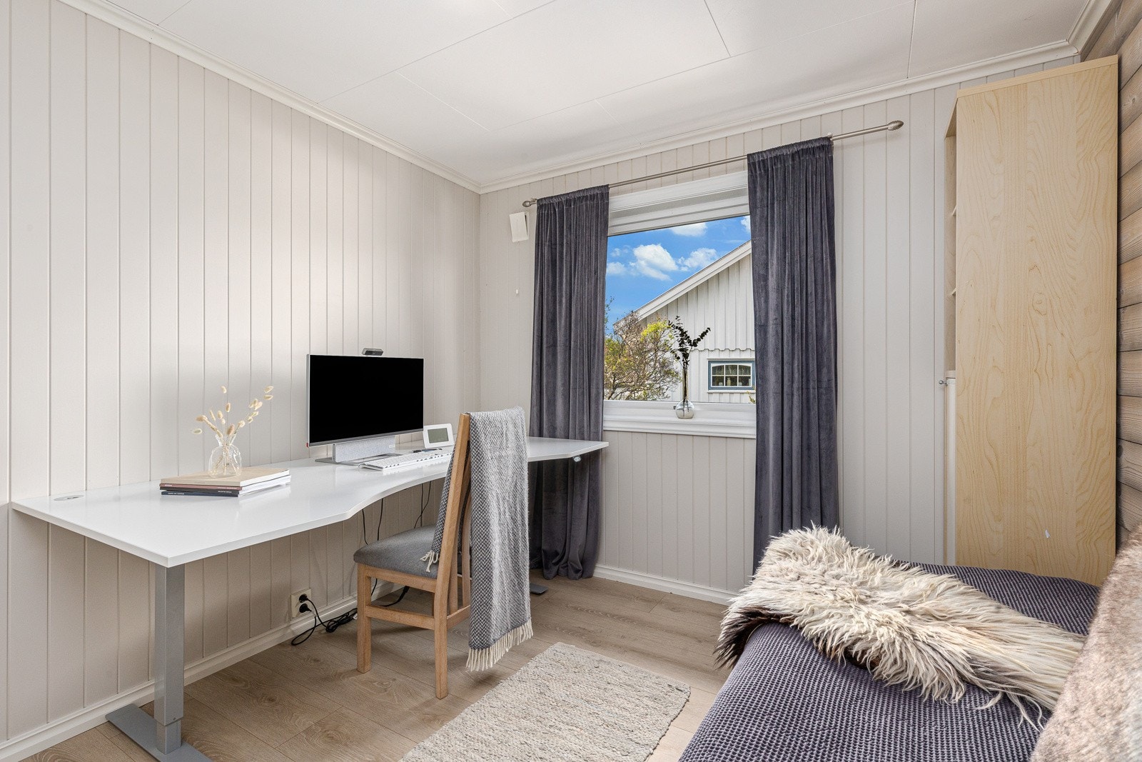 Soverom nr. 2. Perfekt til hjemmekontor eller barnerom vedsiden av hovedsoverom. Galleribilde