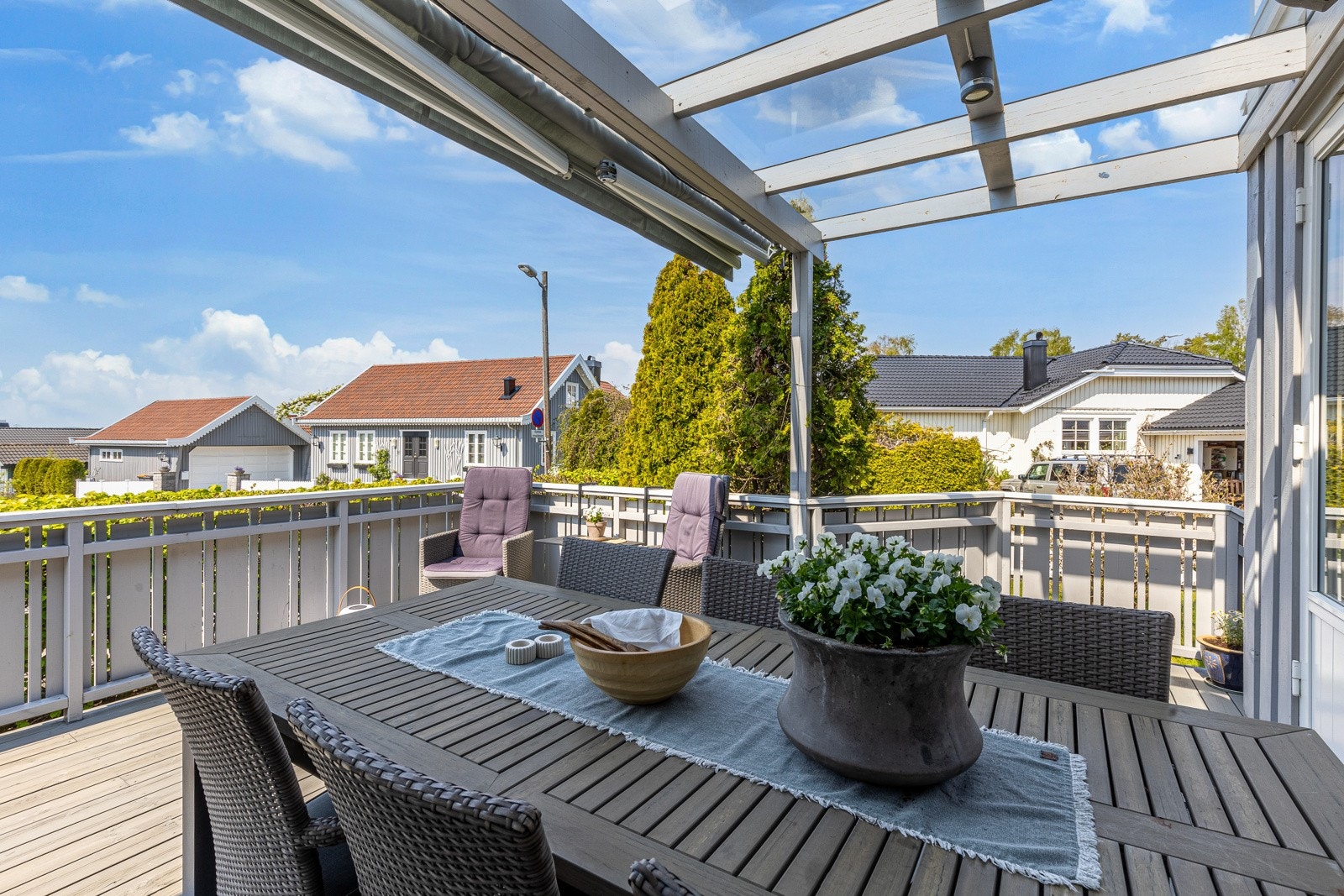 Stor solrik terrasse med usjenerte og lune uteplasser Galleribilde