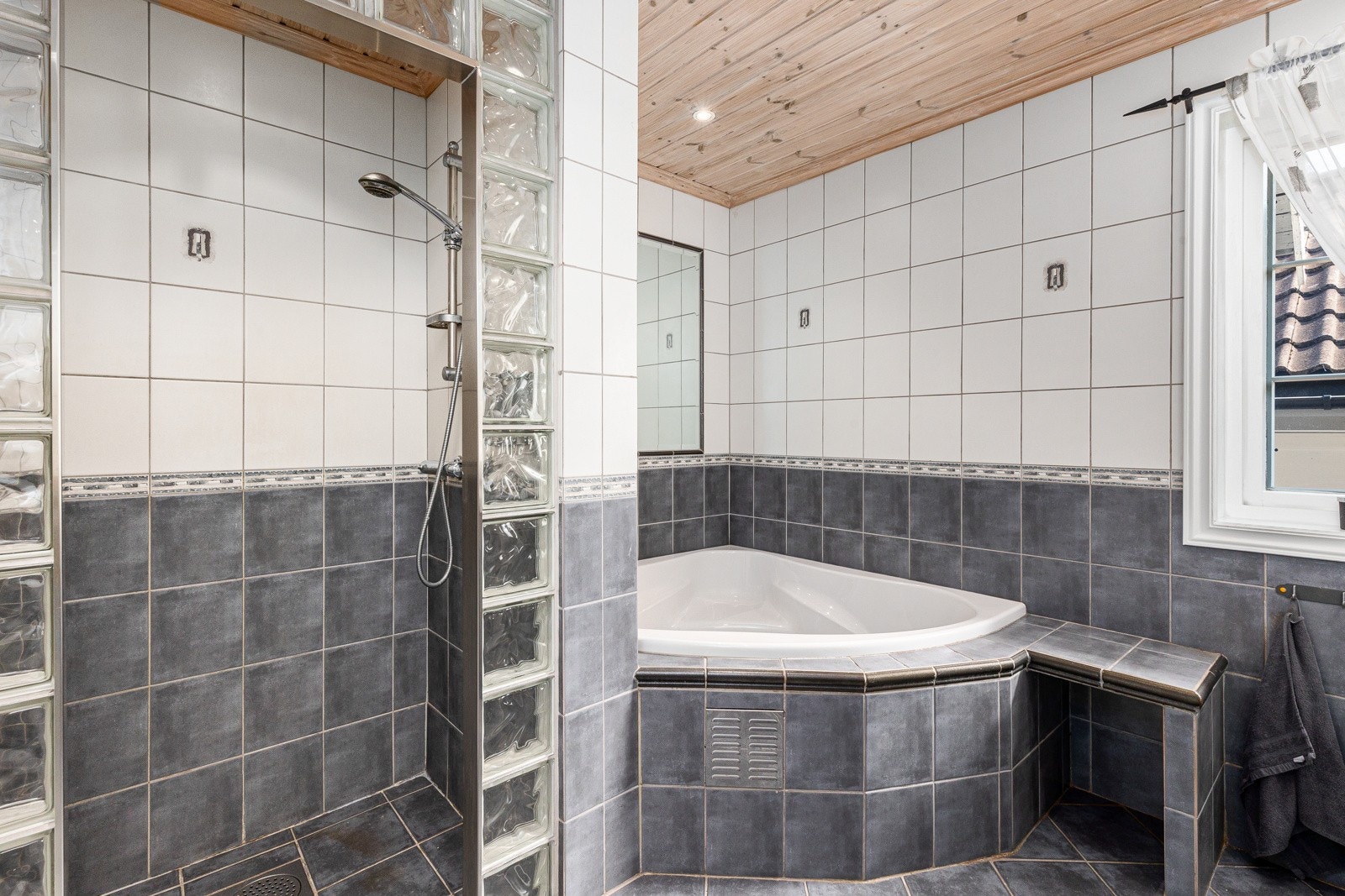 Bad 1. etg. m/ dusjnisje og badekar. Galleribilde