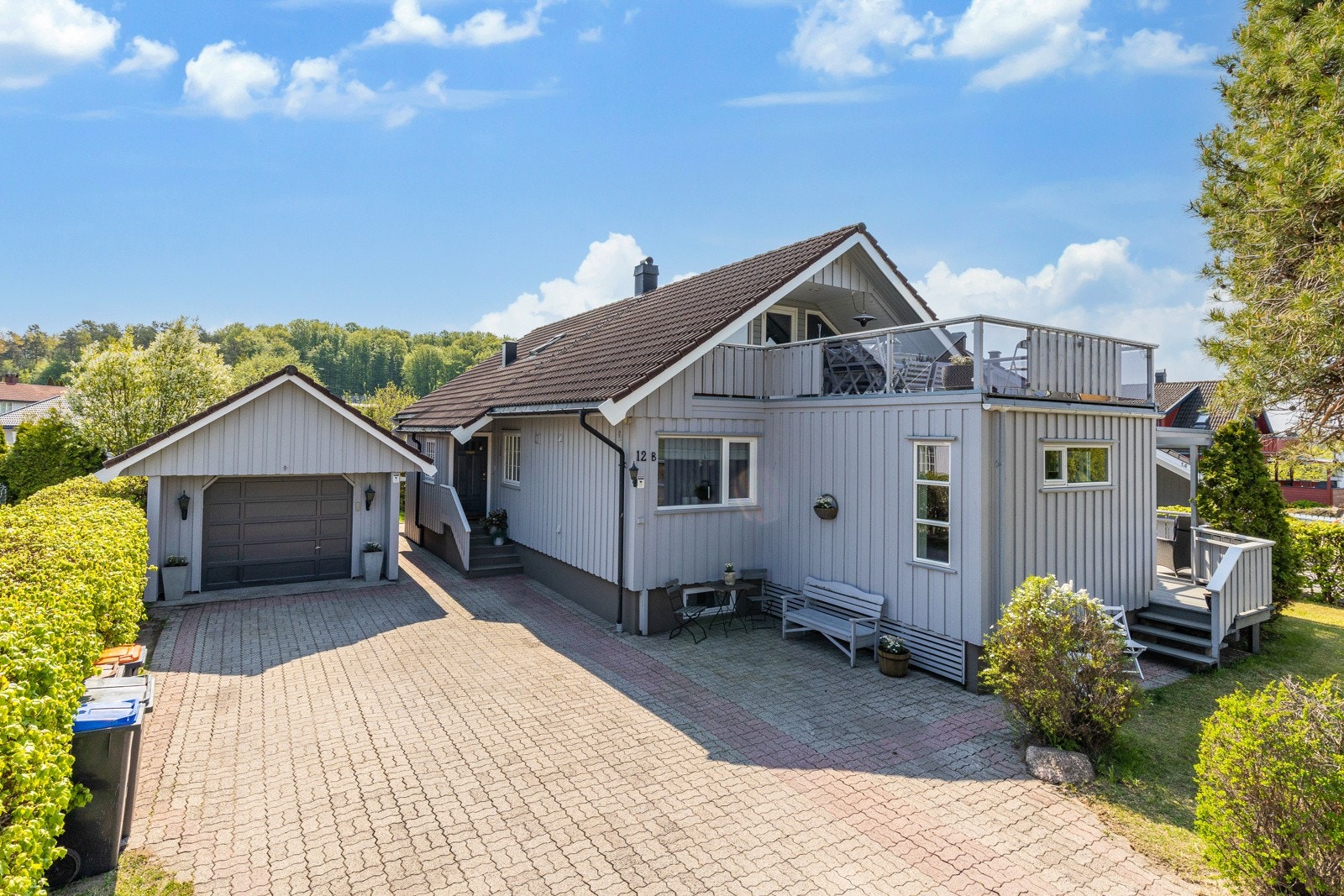 Velkommen til klassisk flott villa med barnevennlig beliggenhet i blindvei! Galleribilde