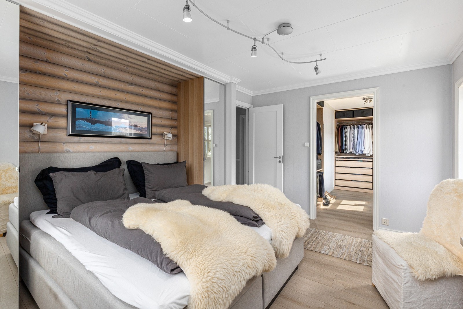 Nylig oppgradert hovedsoverom i 1. etg. m/ "walk-in" garderoberom! Galleribilde