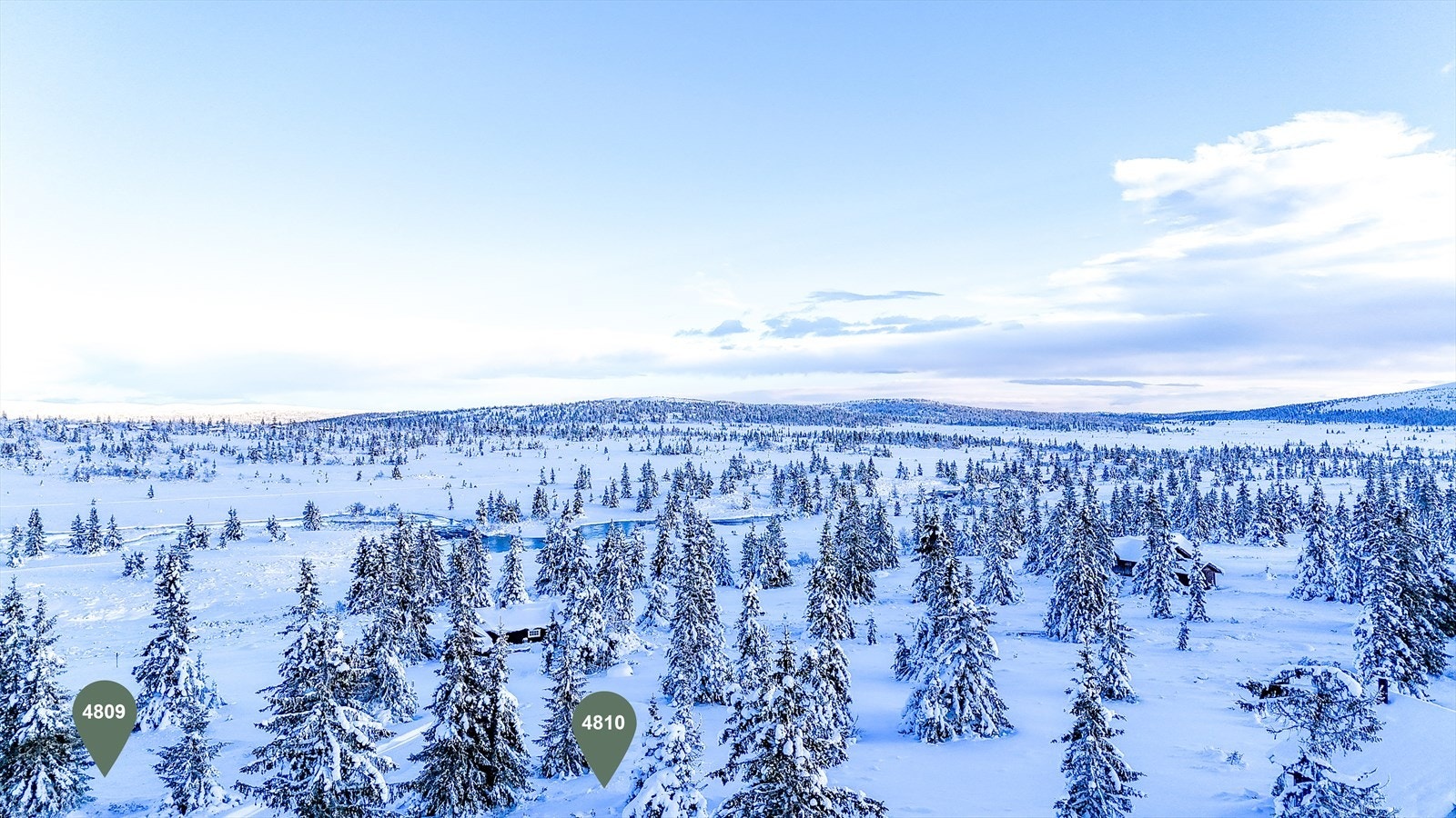 Tomta er en del av Kroksjølia-utbyggingen og ligger i relativt åpent fjellterreng og i et etablert område. Galleribilde