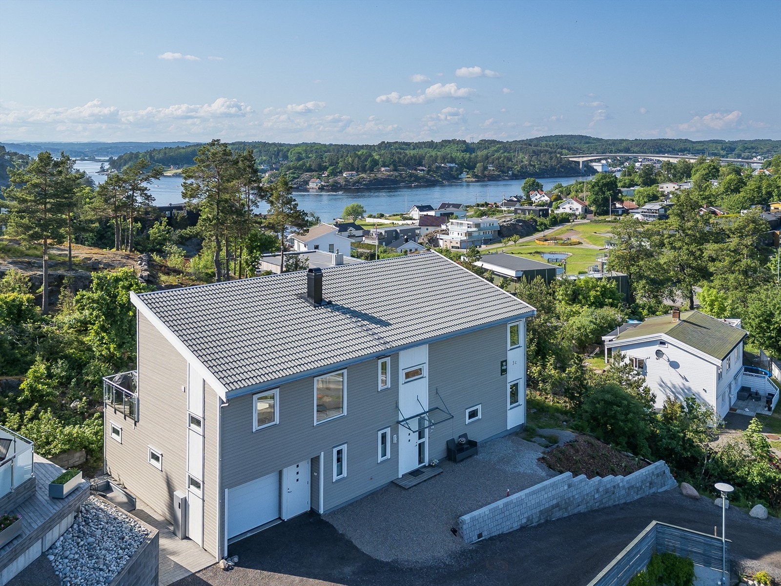 Høyt og fantastisk beliggende eiendom på Mølledammen! Galleribilde