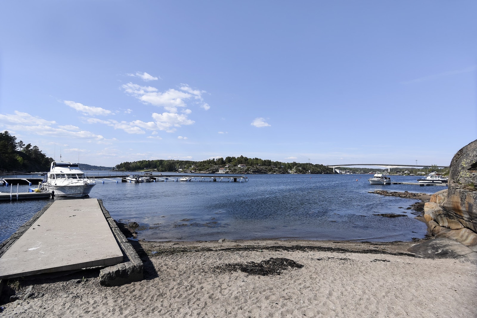 og en hyggelig badestrand Galleribilde