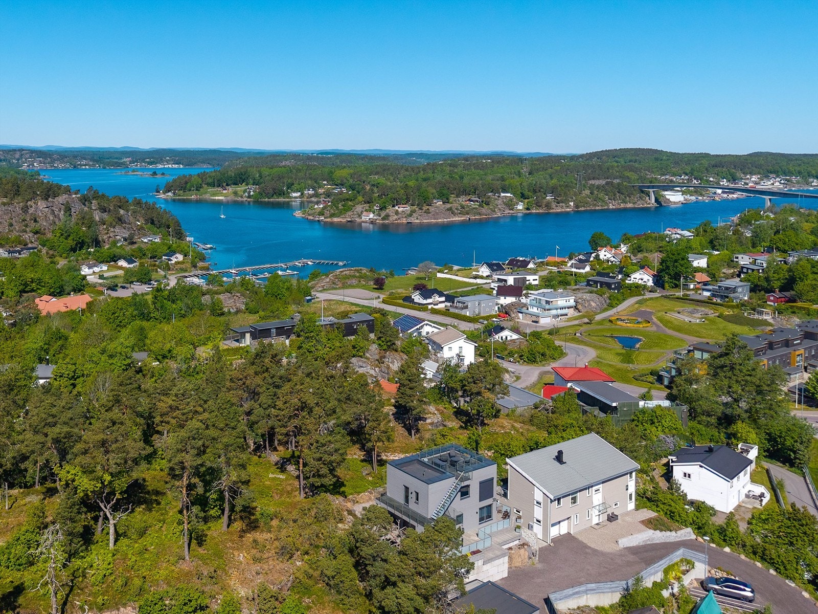 Fra eiendommen er det kun en liten gangavstand ned til en koselig strand, båthavn og ikke minst den flotte skjærgården vår! Galleribilde