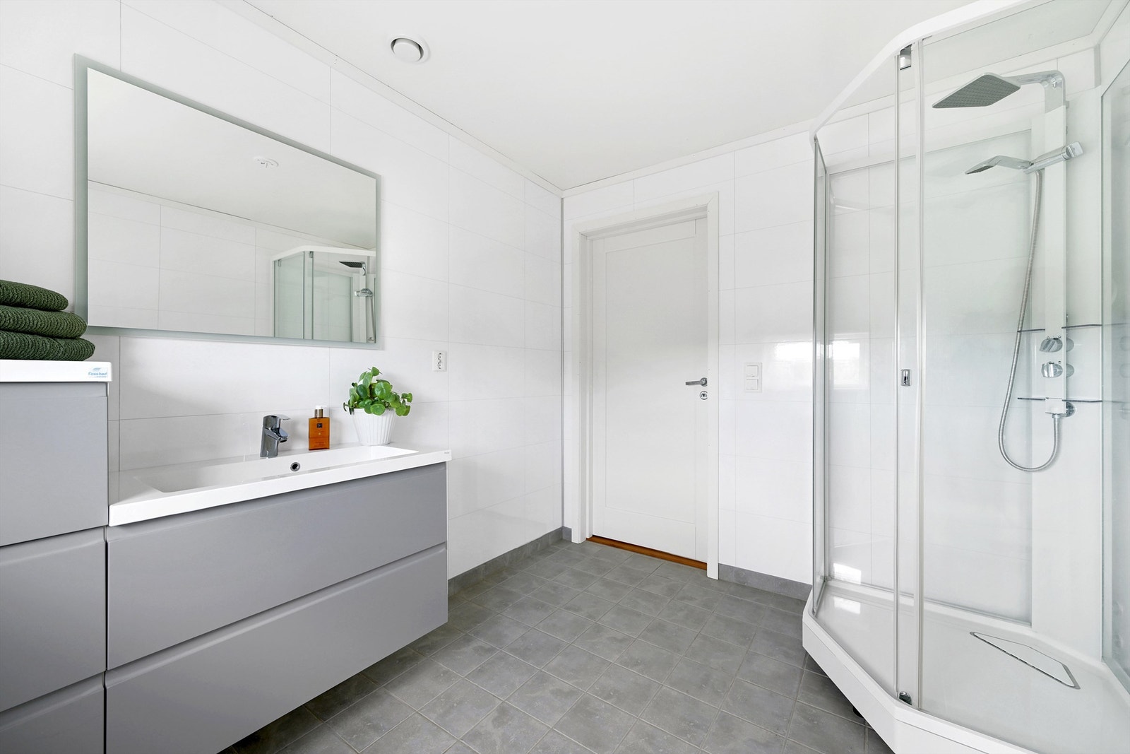 Badet har flislagt gulv og nye baderomsplater på veggene. Galleribilde