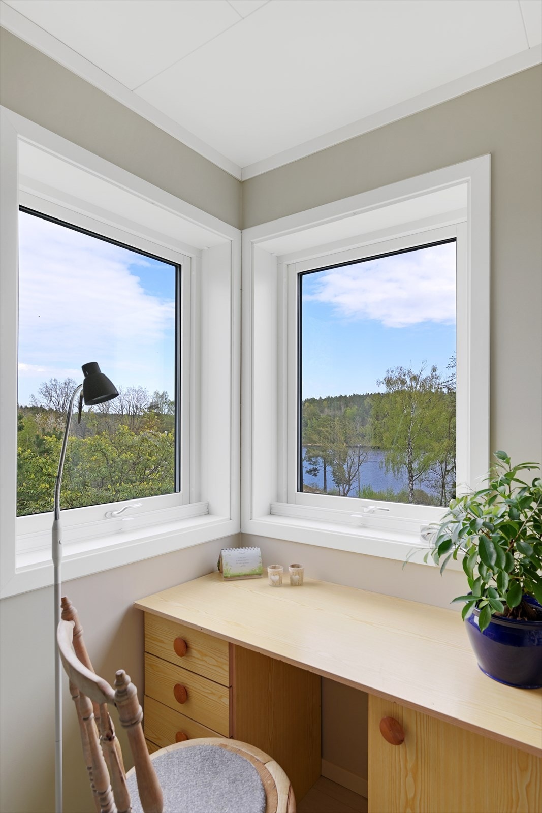 Rommene har utsyn mot flott natur Galleribilde