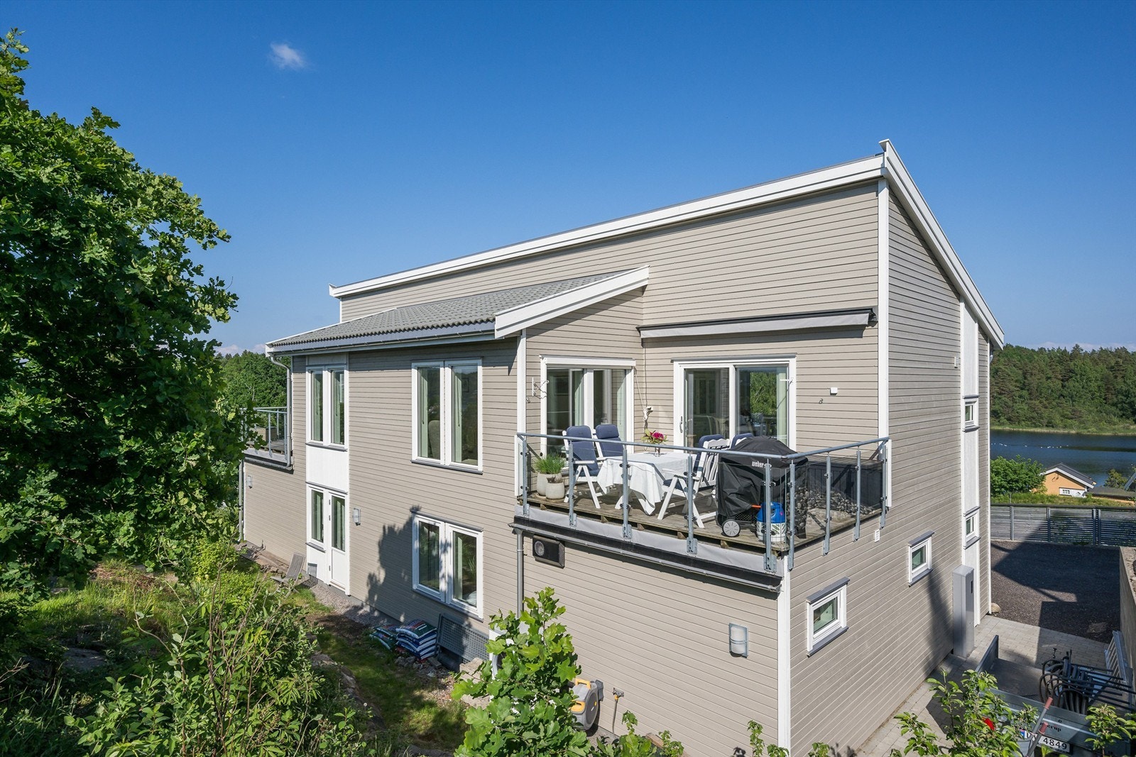 Boligen er fra 2021 og går over to fulle etasjer og har en innholdsrik planløsning med god plass til hele familien! Galleribilde