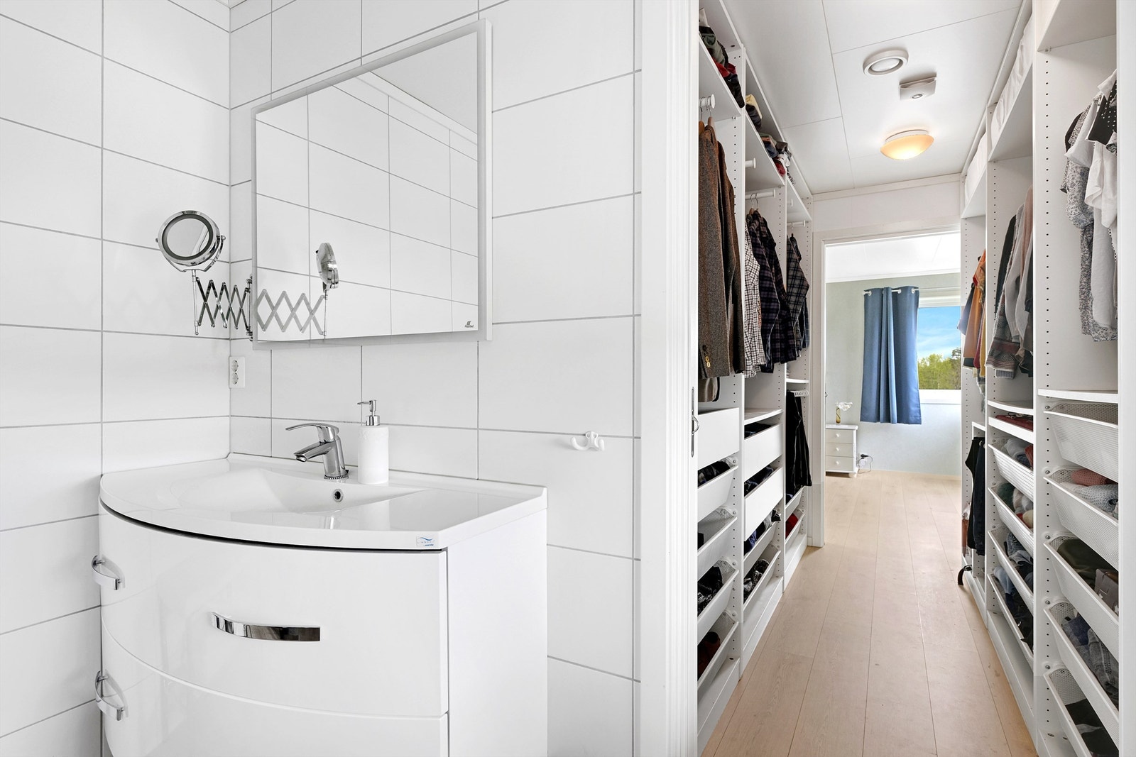 Adkomst fra bad til walk-in closet Galleribilde