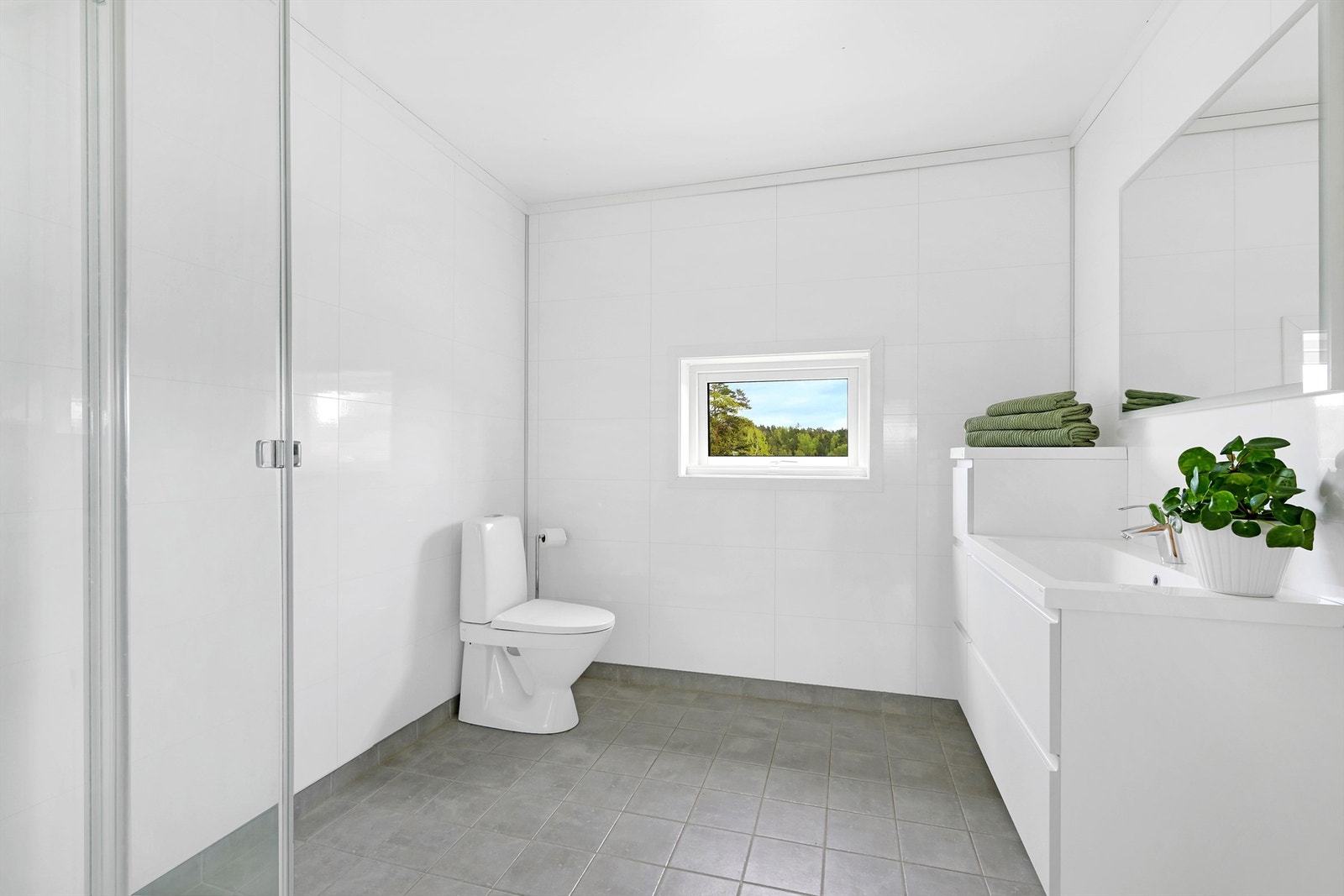 Badet har forøvrig servant i baderomsinnredningen, toalett og et dusjkabinett. Galleribilde
