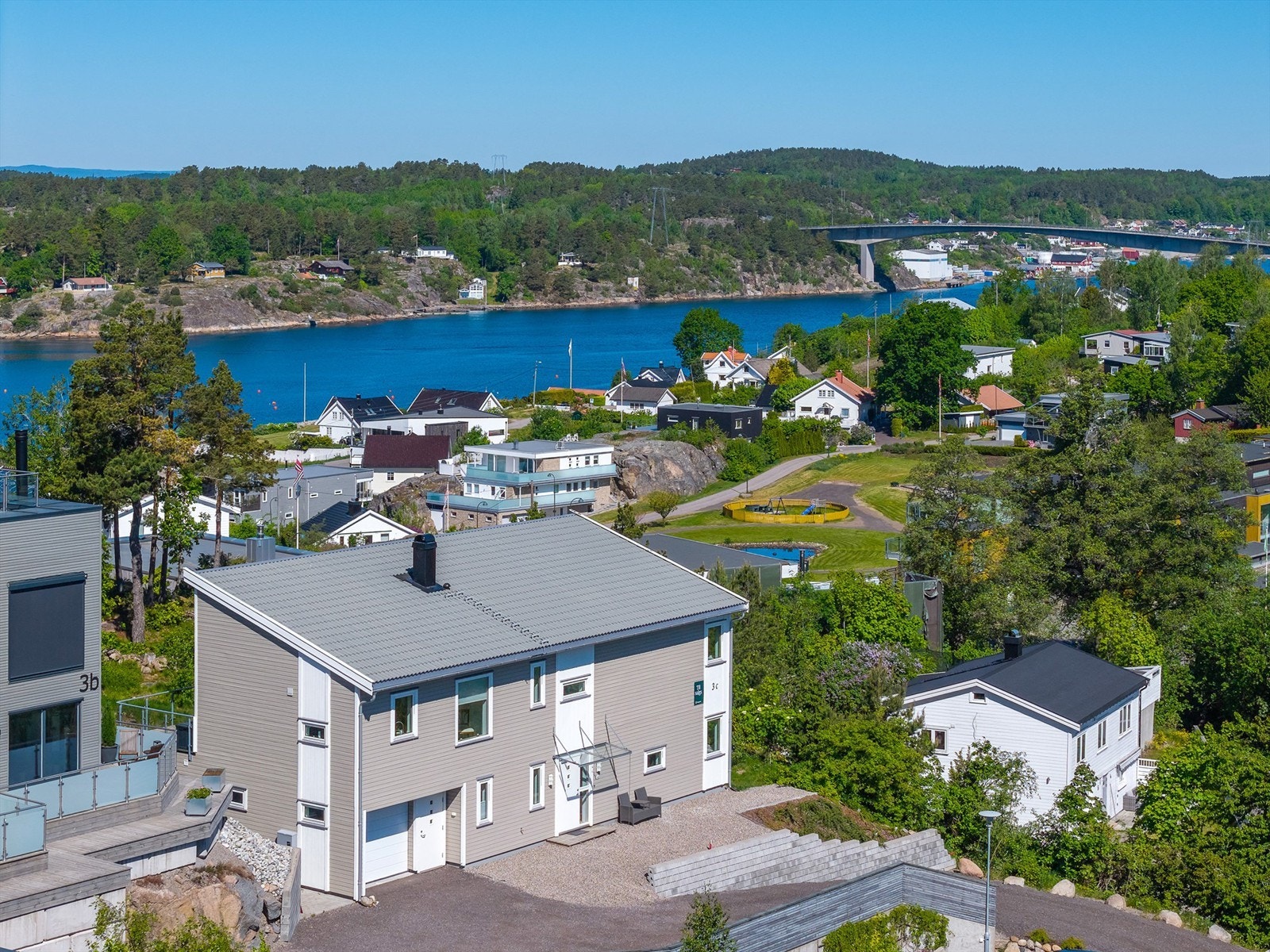 Høyt og fantastisk beliggende eiendom på Mølledammen! Galleribilde