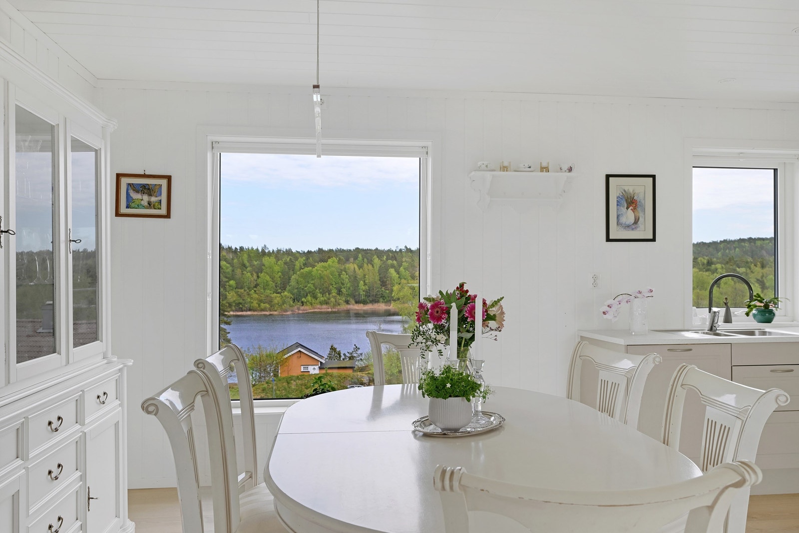 Høyt og fantastisk beliggende enebolig mot vest - her har du utsikt til usjenert natur med rik fugle-og dyreliv, Kynna i øst, Vrengensundet i vest og ikke minst sol fra morgen til kveld. Galleribilde