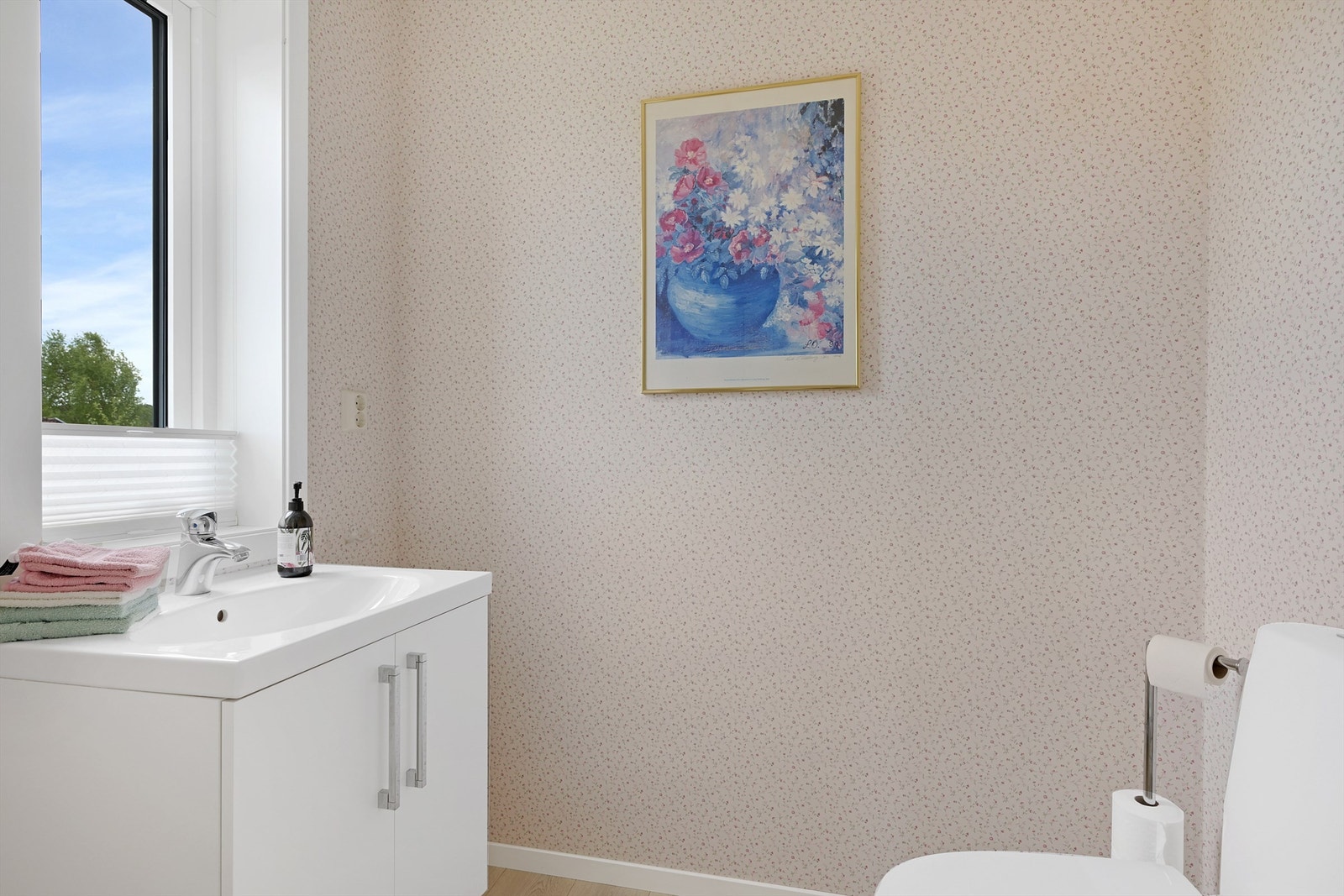 Eget toalettrom med servant og toalett. Galleribilde