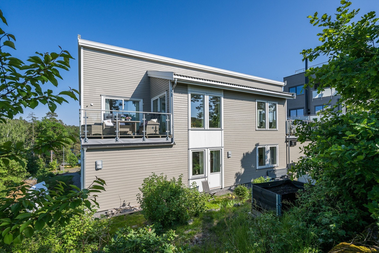 Området er godt likt blant barnefamilier og for deg som pendler til byen har eiendommen en perfekt beliggenhet nord på øya. Galleribilde