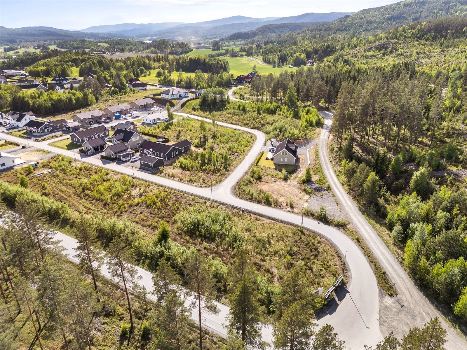 Tomtene ligger i et etablert og barnevennlig område like nord for Sokna sentrum. Galleribilde