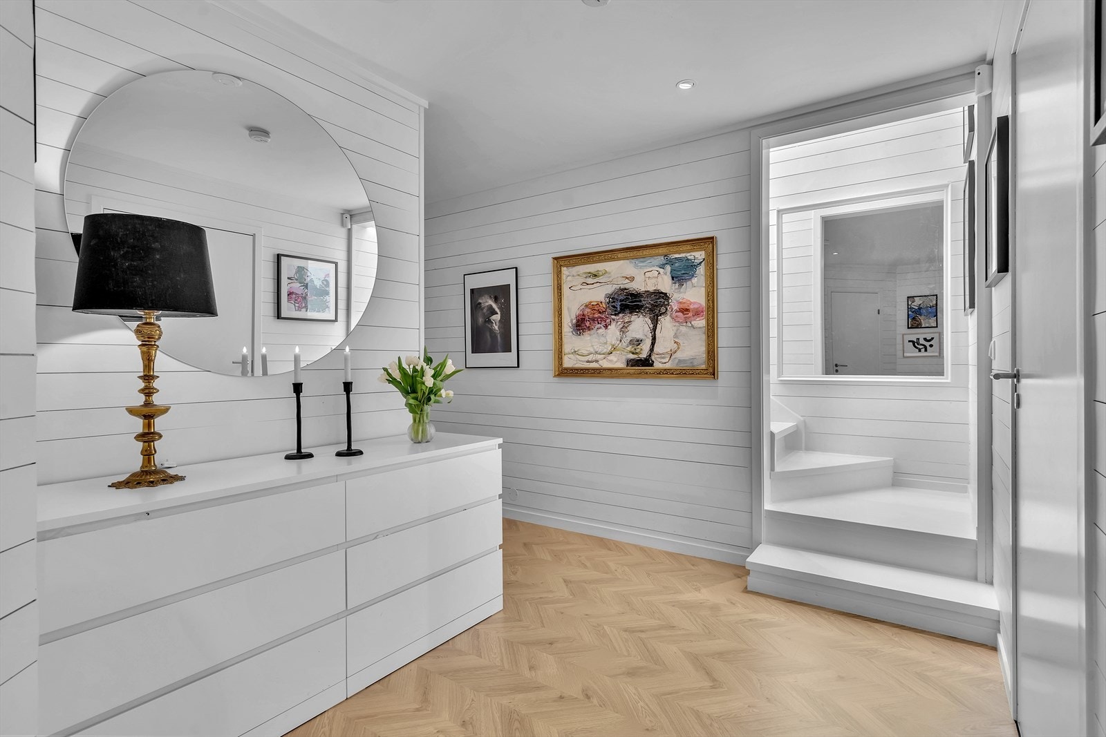 Romslig og lys gang Galleribilde