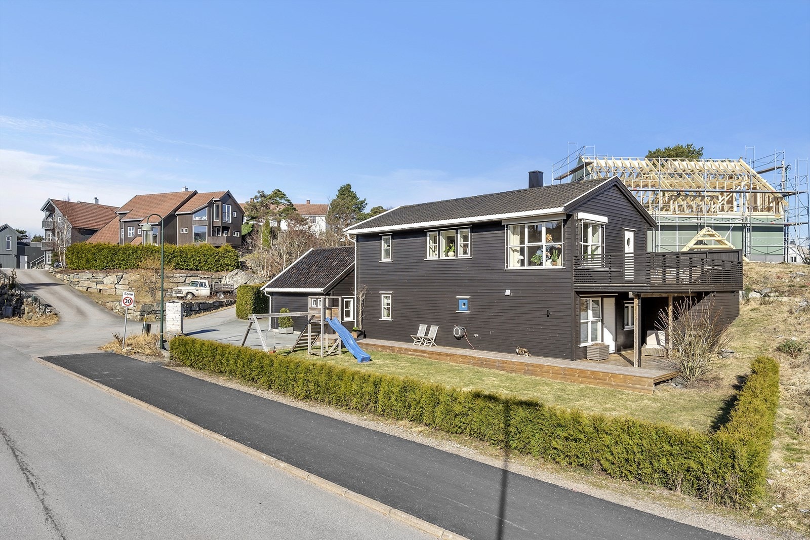 Boligen ligger solrikt til med flotte uteplasser. Galleribilde