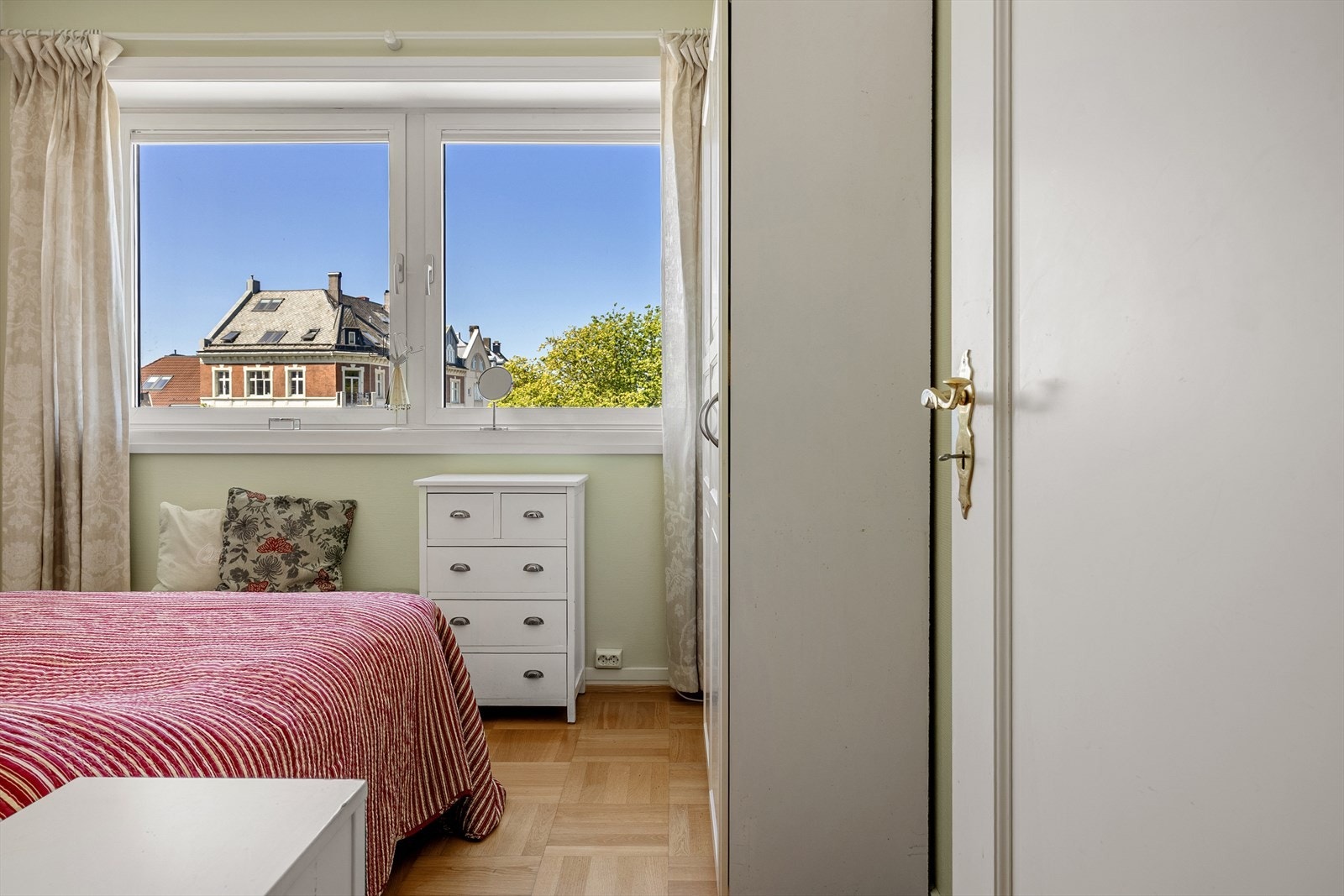 - Hovedsoverommet måler 12,2 m² og har nydelig utsikt - Galleribilde