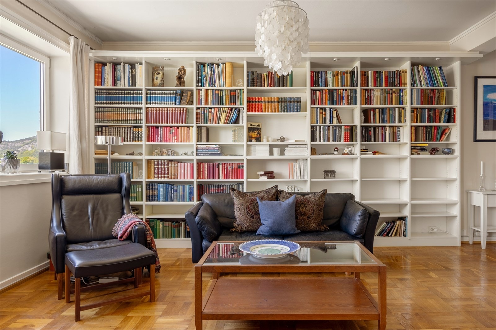 - Flott bokhylle med integrerte spotter som gir rommet karakter og sjel - Galleribilde